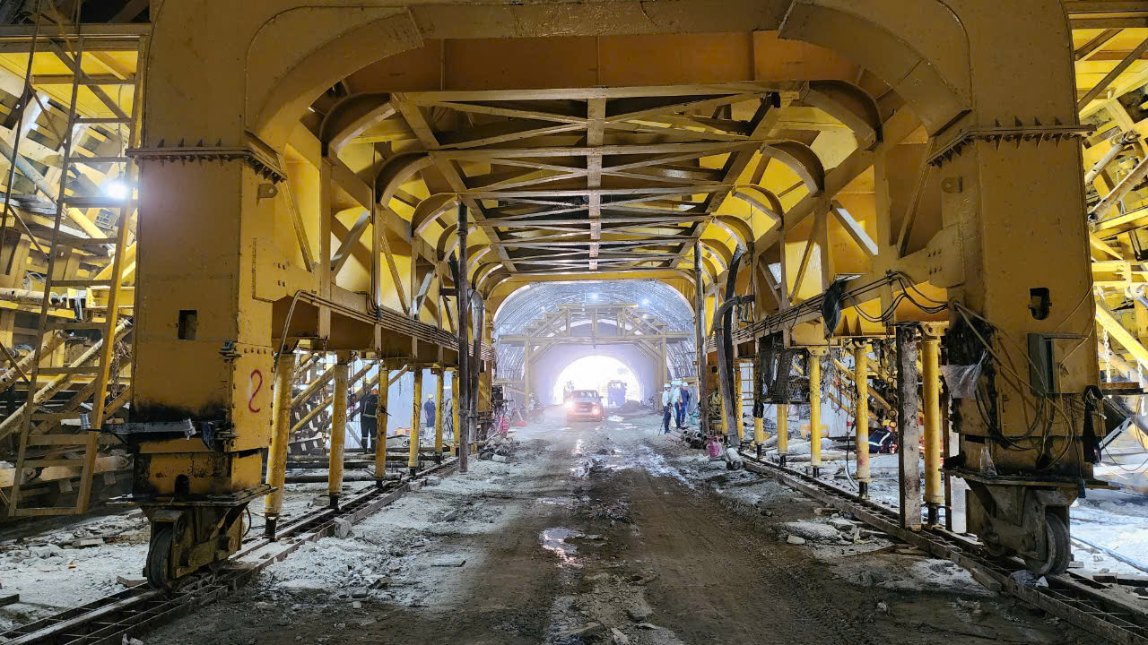 Cận cảnh đ&agrave;o n&uacute;i khoan hầm d&agrave;i nhất cao tốc Bắc - Nam- Ảnh 9.