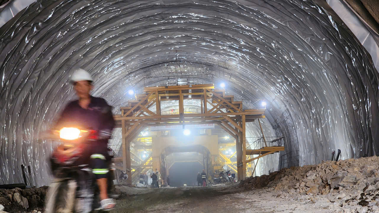 Cận cảnh đ&agrave;o n&uacute;i khoan hầm d&agrave;i nhất cao tốc Bắc - Nam- Ảnh 11.