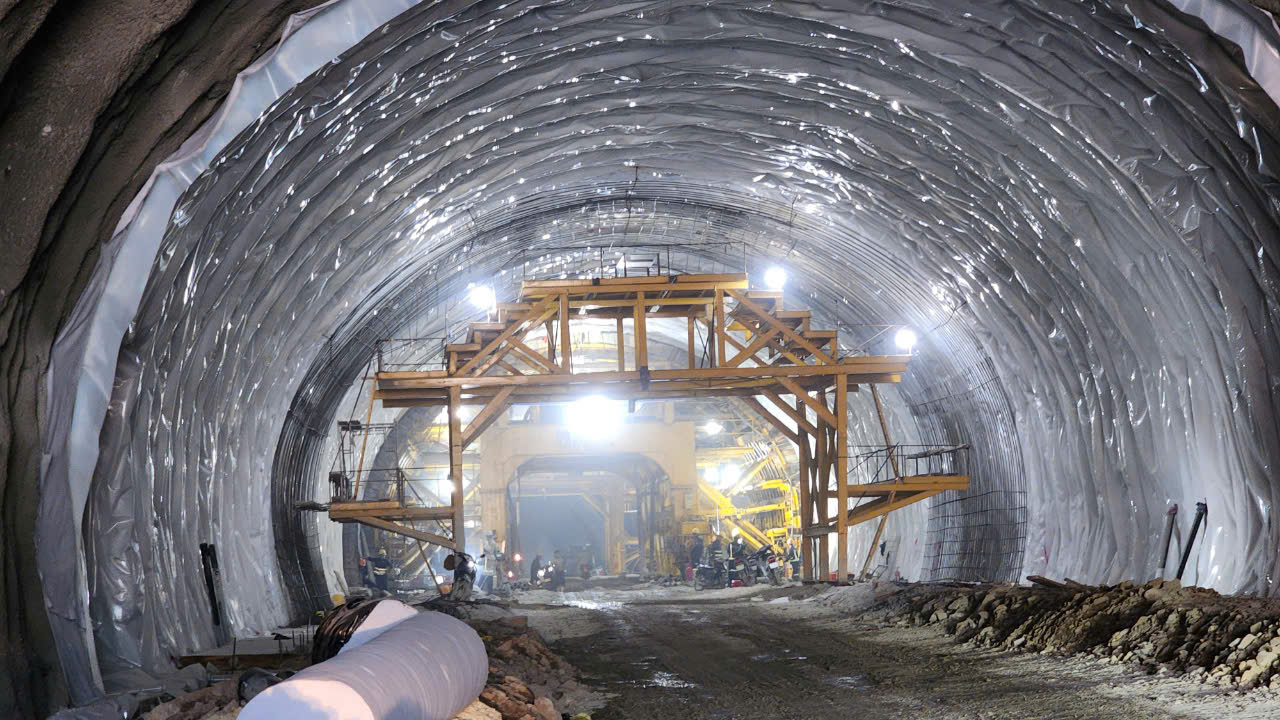 Cận cảnh đ&agrave;o n&uacute;i khoan hầm d&agrave;i nhất cao tốc Bắc - Nam- Ảnh 7.