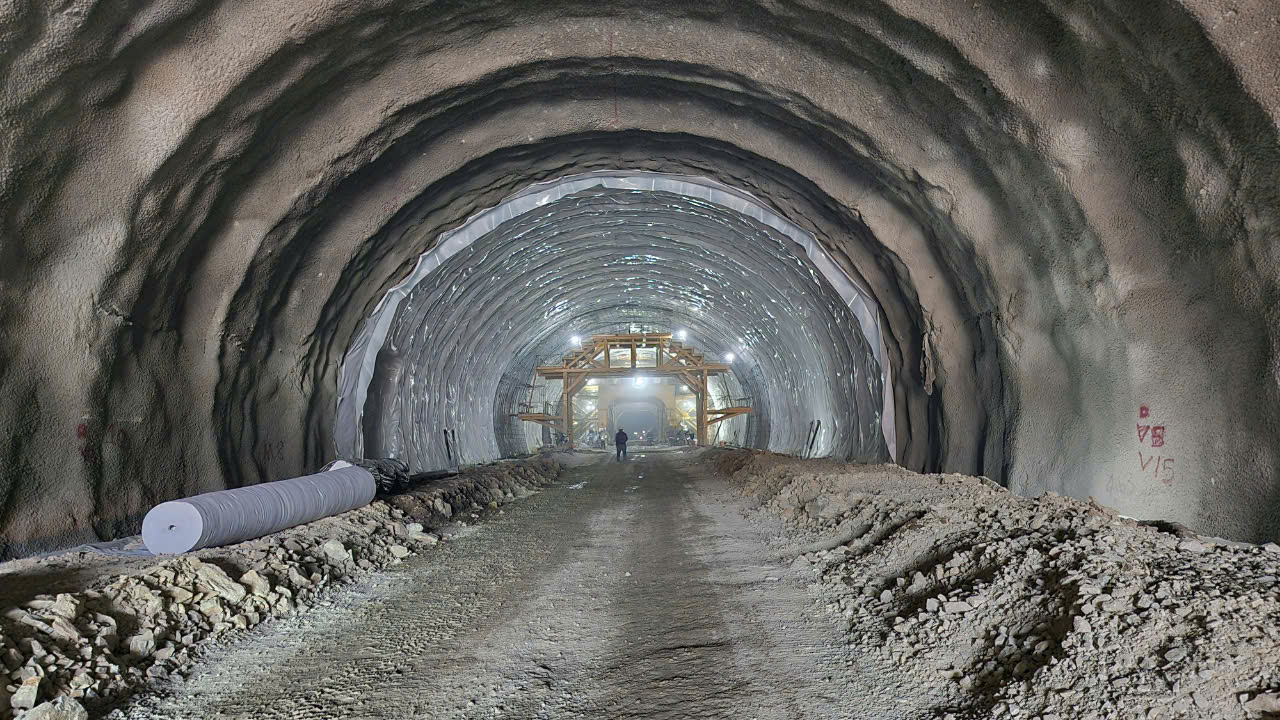 Cận cảnh đ&agrave;o n&uacute;i khoan hầm d&agrave;i nhất cao tốc Bắc - Nam- Ảnh 12.