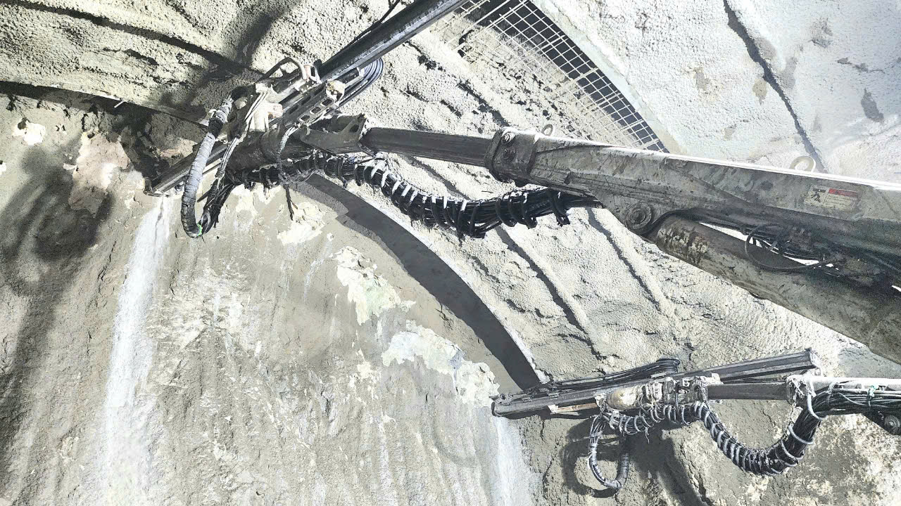 Cận cảnh đ&agrave;o n&uacute;i khoan hầm d&agrave;i nhất cao tốc Bắc - Nam- Ảnh 1.