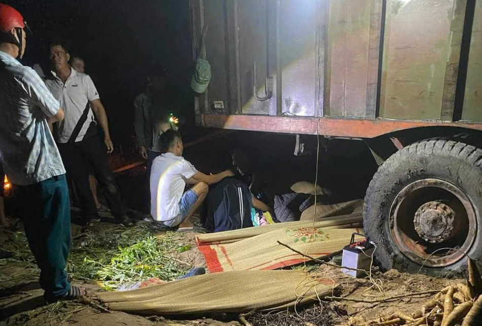 Vụ hai nạn nh&acirc;n tử vong khi tr&uacute; mưa: Tạm giữ h&igrave;nh sự l&aacute;i m&aacute;y c&agrave;y- Ảnh 2.