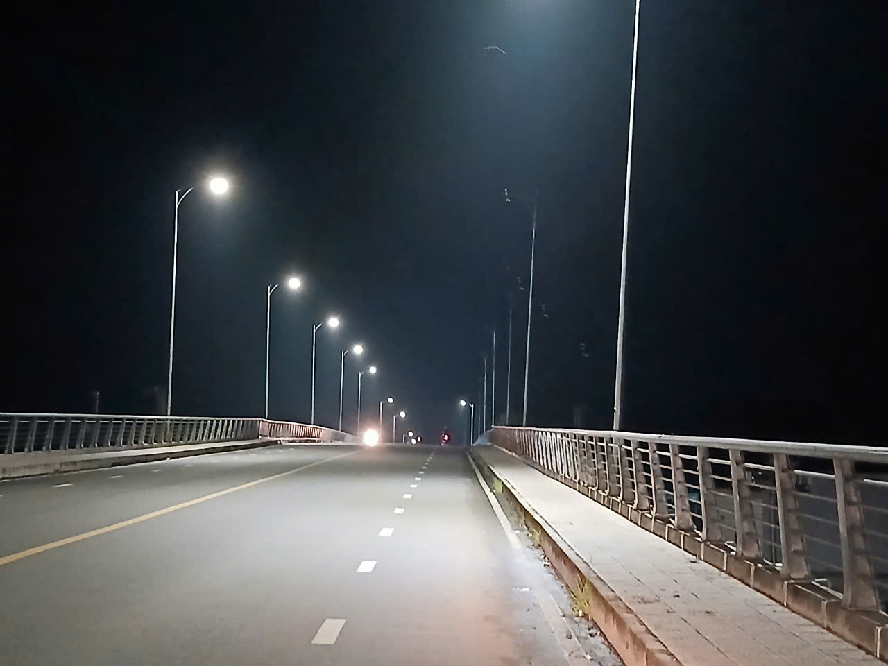 Cần Thơ: Nhiều đ&egrave;n chiếu s&aacute;ng tr&ecirc;n cầu V&agrave;m X&aacute;ng chỉ c&ograve;n trụ- Ảnh 3.