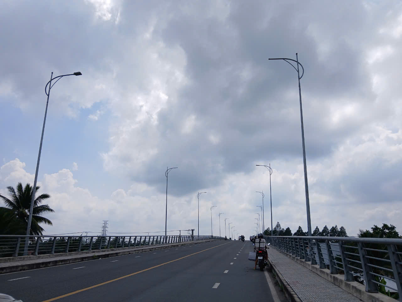 Cần Thơ: Nhiều đ&egrave;n chiếu s&aacute;ng tr&ecirc;n cầu V&agrave;m X&aacute;ng chỉ c&ograve;n trụ- Ảnh 1.