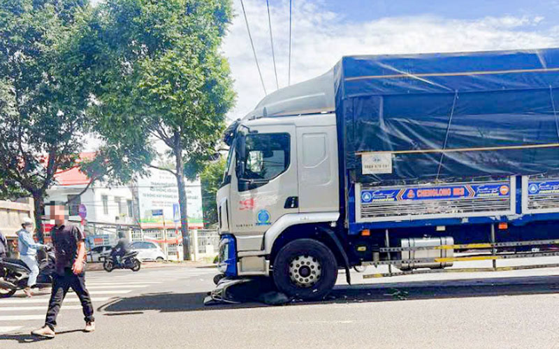 Chiếc xe m&aacute;y bị cuốn v&agrave;o gầm &ocirc; t&ocirc; tải.