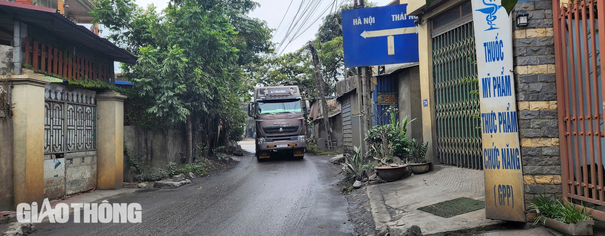 Người d&acirc;n khốn khổ v&igrave; xe tải nặng chạy qua khu d&acirc;n cư ở Th&aacute;i Nguy&ecirc;n- Ảnh 1.
