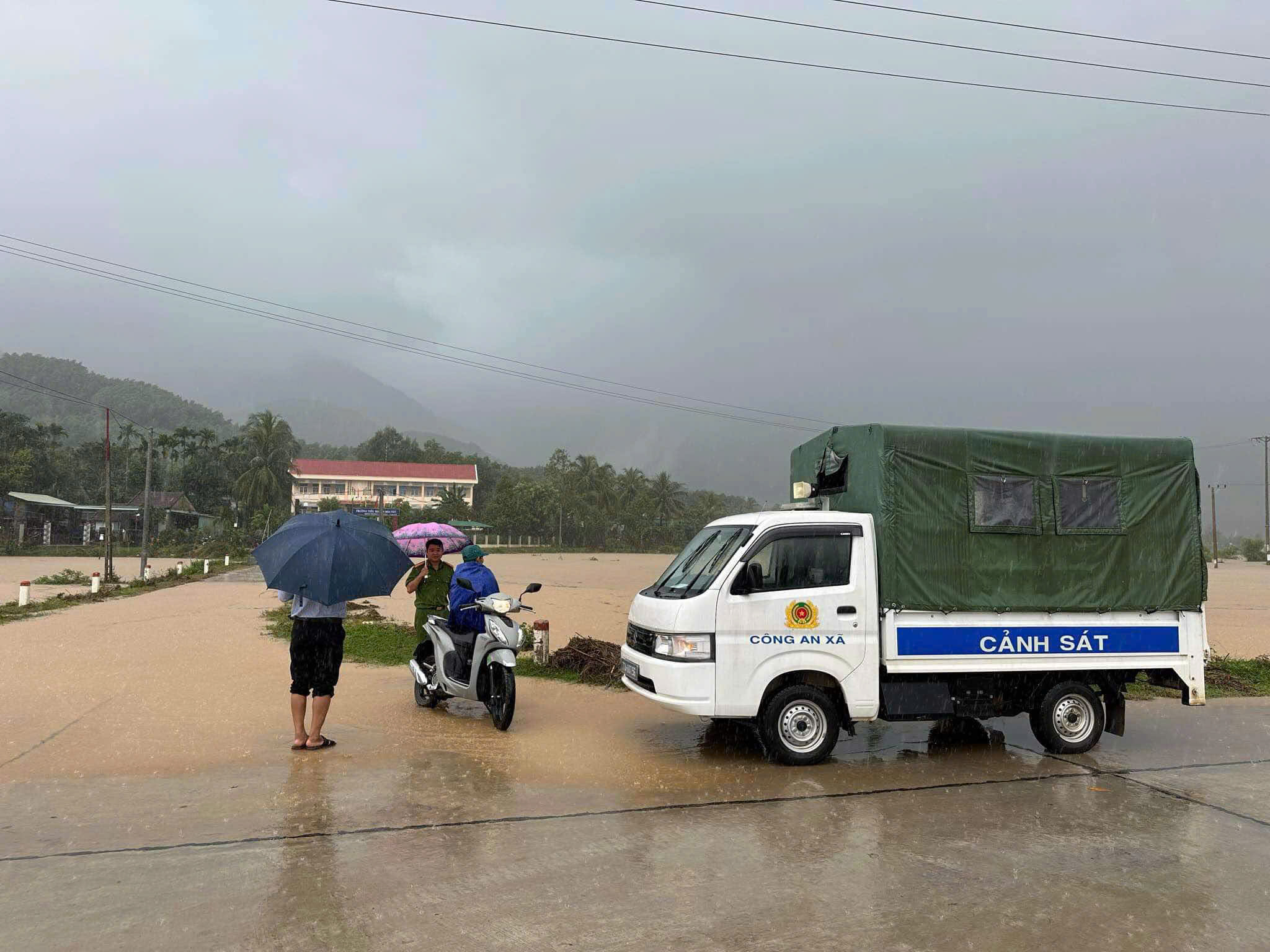 Mưa lớn g&acirc;y ngập, sạt lở ở miền n&uacute;i tỉnh B&igrave;nh Định, giao th&ocirc;ng chia cắt- Ảnh 1.