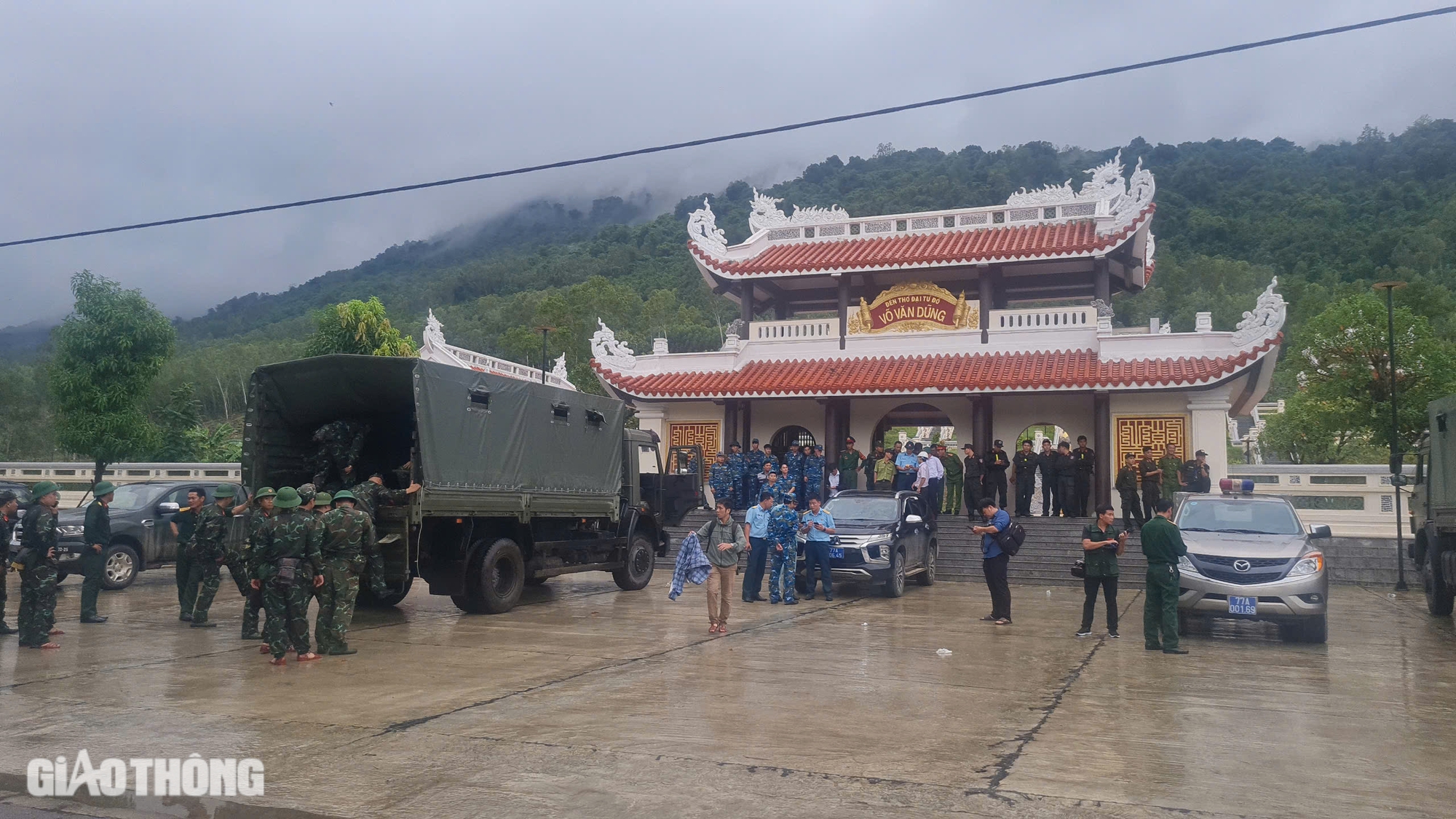 Rơi máy bay quân sự ở Bình Định: Khoanh vùng tìm kiếm phi công trong đêm tối- Ảnh 6. Rơi máy bay quân sự ở Bình Định: Khoanh vùng tìm kiếm phi công trong đêm tối- Ảnh 6.