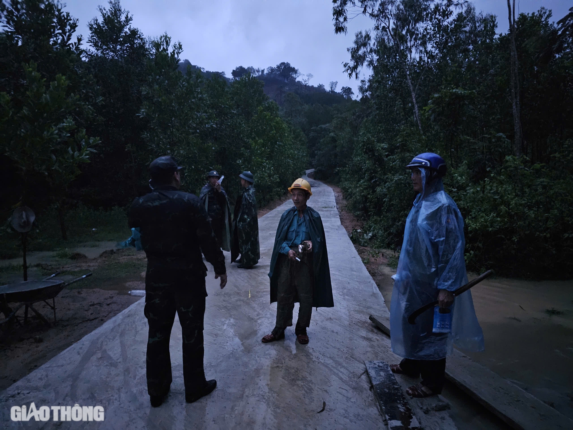 Rơi máy bay quân sự ở Bình Định: Khoanh vùng tìm kiếm phi công trong đêm tối- Ảnh 5. Rơi máy bay quân sự ở Bình Định: Khoanh vùng tìm kiếm phi công trong đêm tối- Ảnh 5.