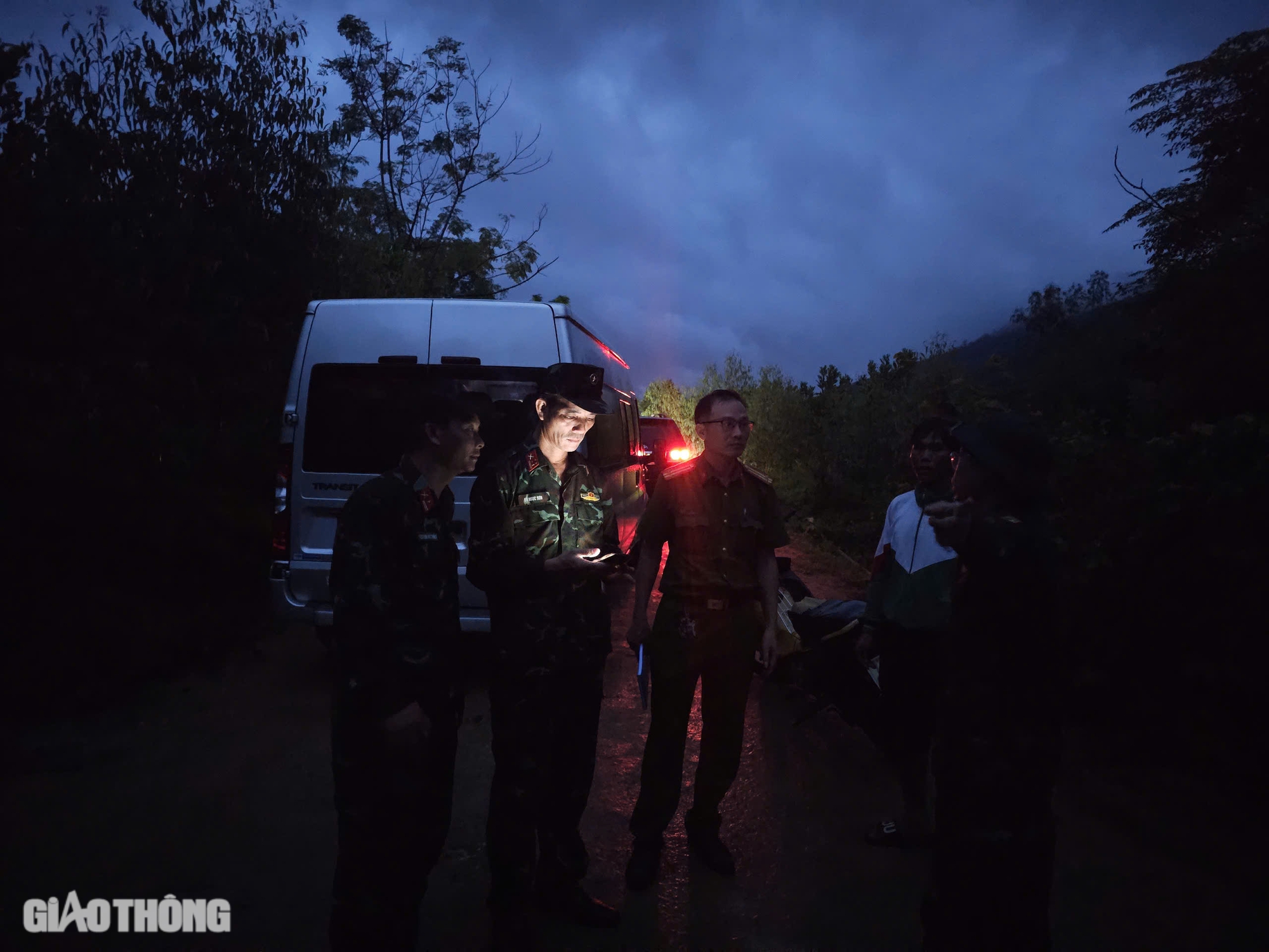 Rơi máy bay quân sự ở Bình Định: Khoanh vùng tìm kiếm phi công trong đêm tối- Ảnh 3. Rơi máy bay quân sự ở Bình Định: Khoanh vùng tìm kiếm phi công trong đêm tối- Ảnh 3.