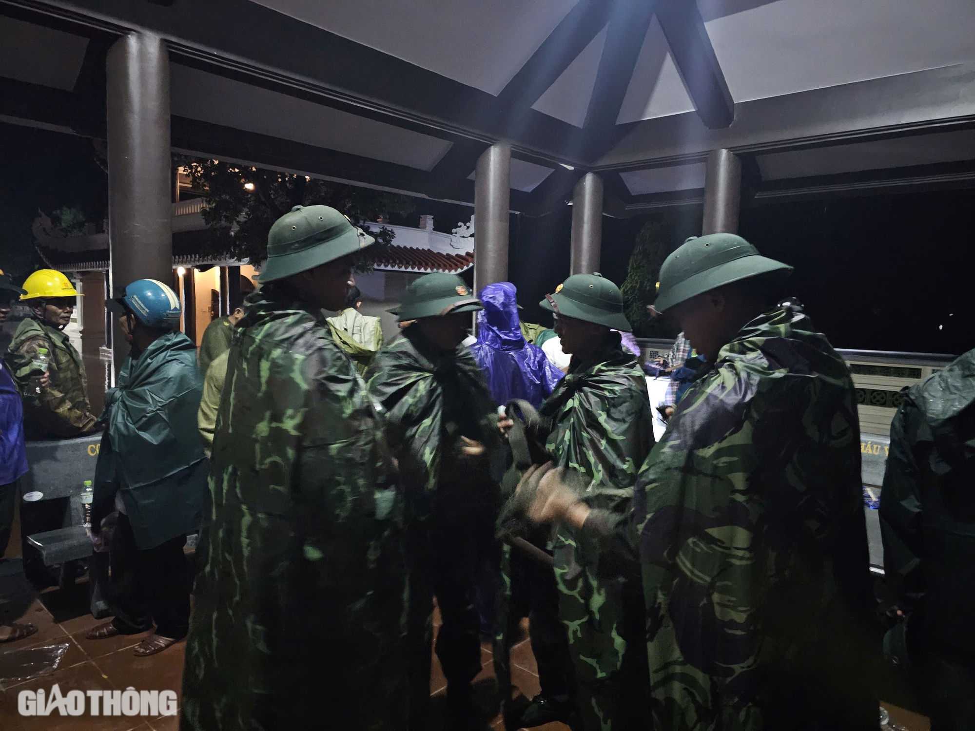 Rơi máy bay quân sự ở Bình Định: Khoanh vùng tìm kiếm phi công trong đêm tối- Ảnh 2. Rơi máy bay quân sự ở Bình Định: Khoanh vùng tìm kiếm phi công trong đêm tối- Ảnh 2.