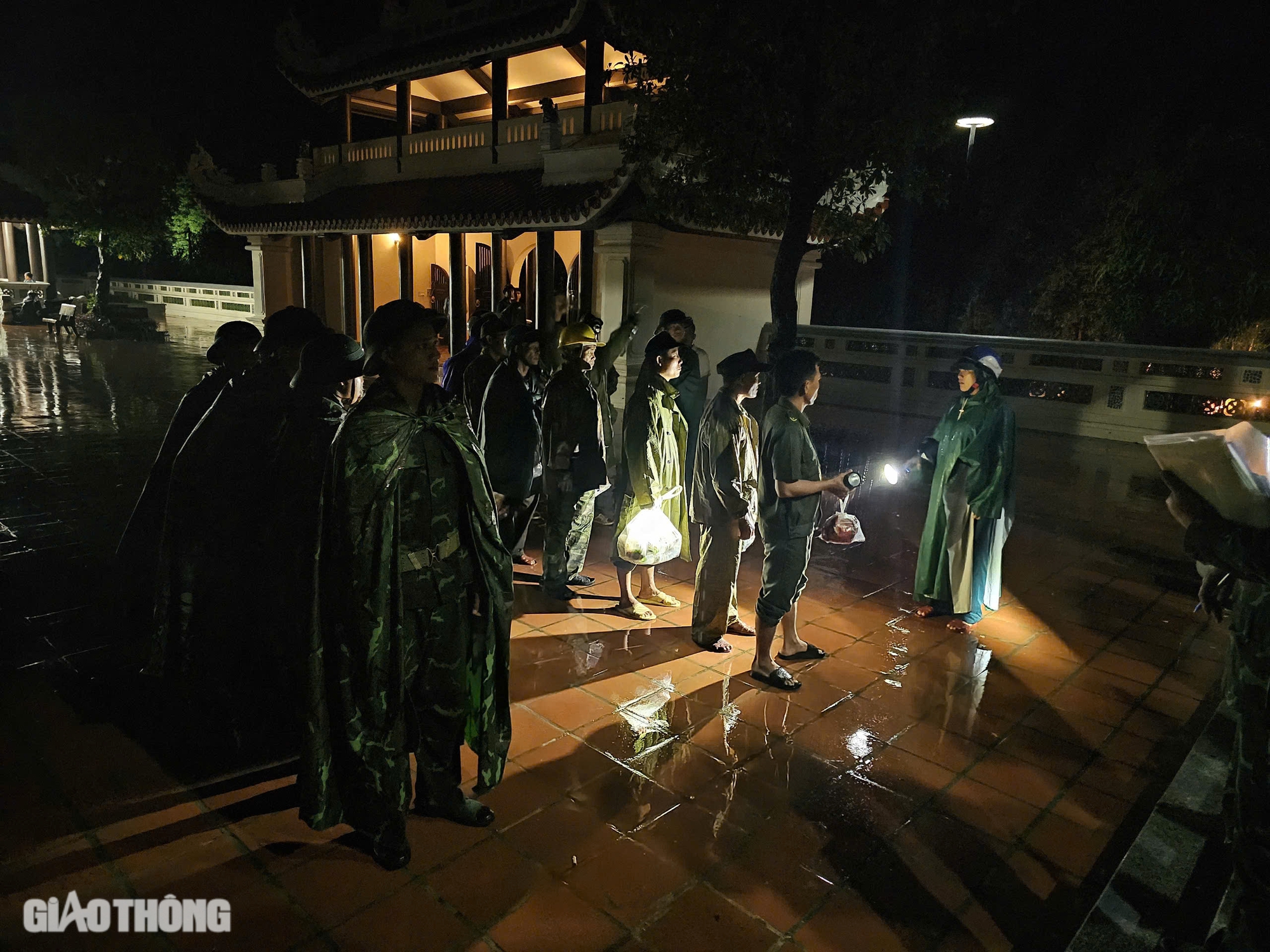 Rơi máy bay quân sự ở Bình Định: Khoanh vùng tìm kiếm phi công trong đêm tối- Ảnh 1. Rơi máy bay quân sự ở Bình Định: Khoanh vùng tìm kiếm phi công trong đêm tối- Ảnh 1.