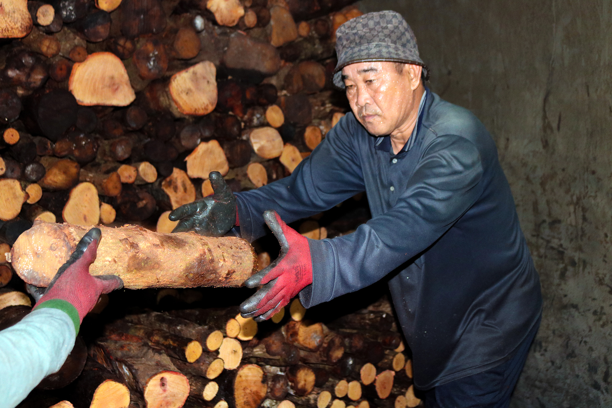 Nhọc nhằn nghề hầm than b&ecirc;n d&ograve;ng C&aacute;i C&ocirc;n- Ảnh 1.