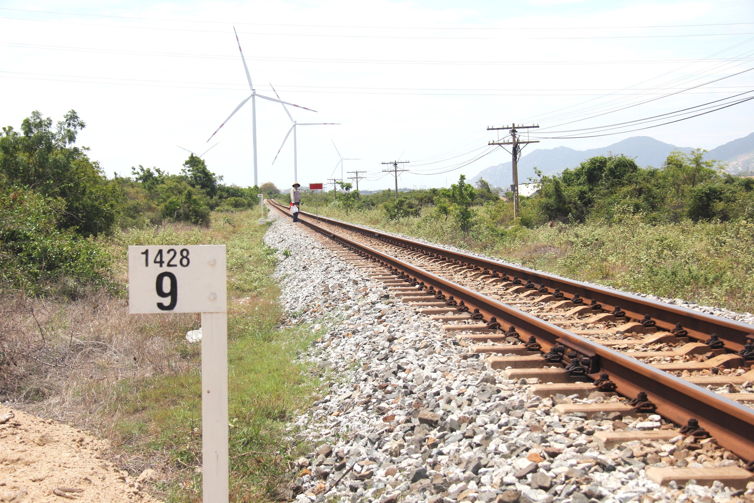 CSGT Ninh Thuận xử phạt hàng chục xe máy vi phạm ở vị trí giao cắt đường sắt- Ảnh 1. CSGT Ninh Thuận xử phạt hàng chục xe máy vi phạm ở vị trí giao cắt đường sắt- Ảnh 1.