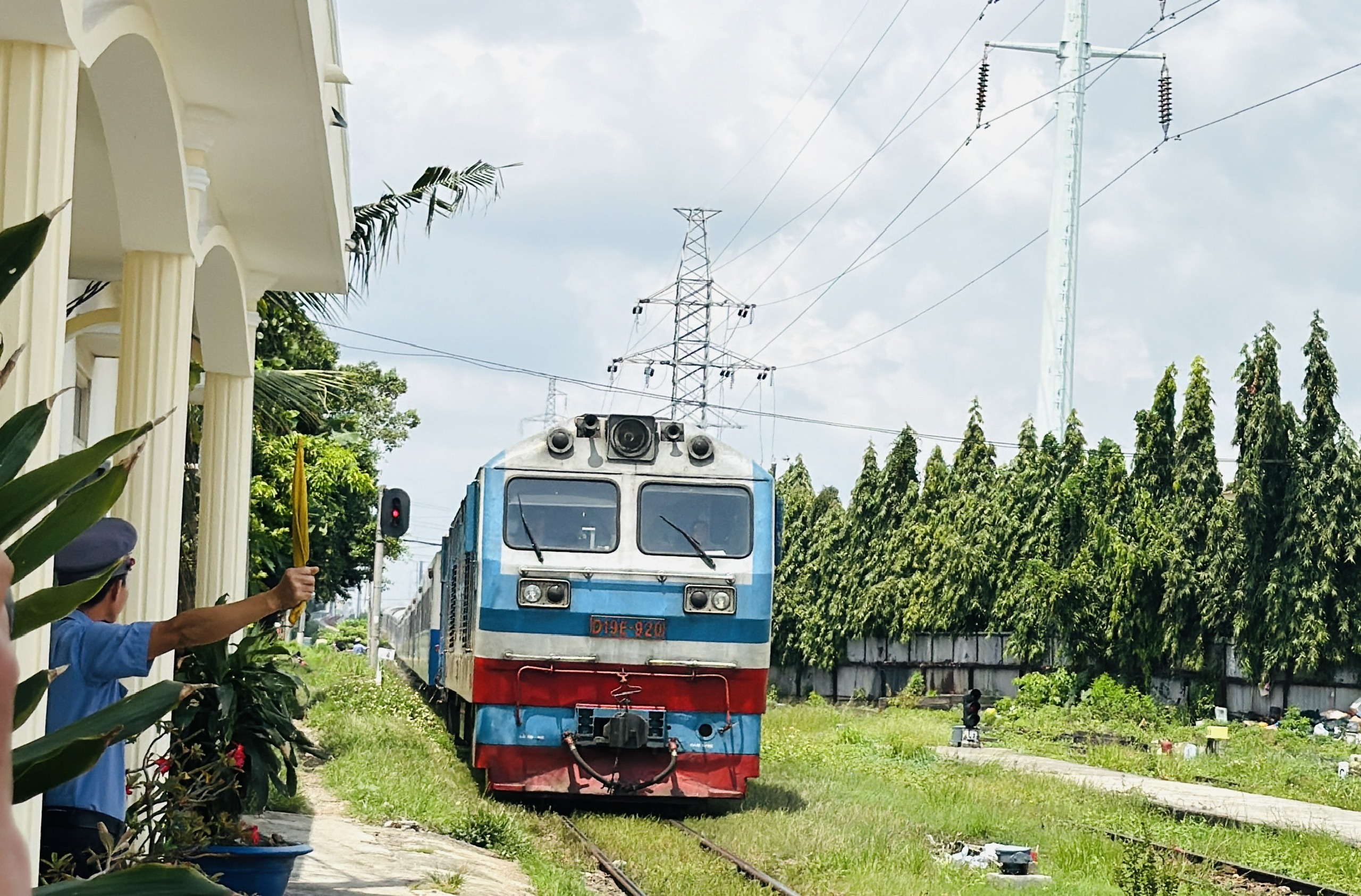 Ch&aacute;y v&eacute; t&agrave;u Tết đợt cao điểm tại TP.HCM- Ảnh 2.