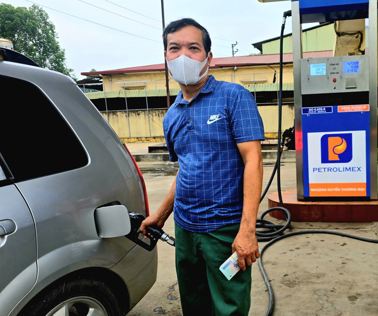 Giảm 3 kỳ li&ecirc;n tiếp, xăng E5 RON 92 về s&aacute;t 19.000 đồng/l&iacute;t- Ảnh 1.