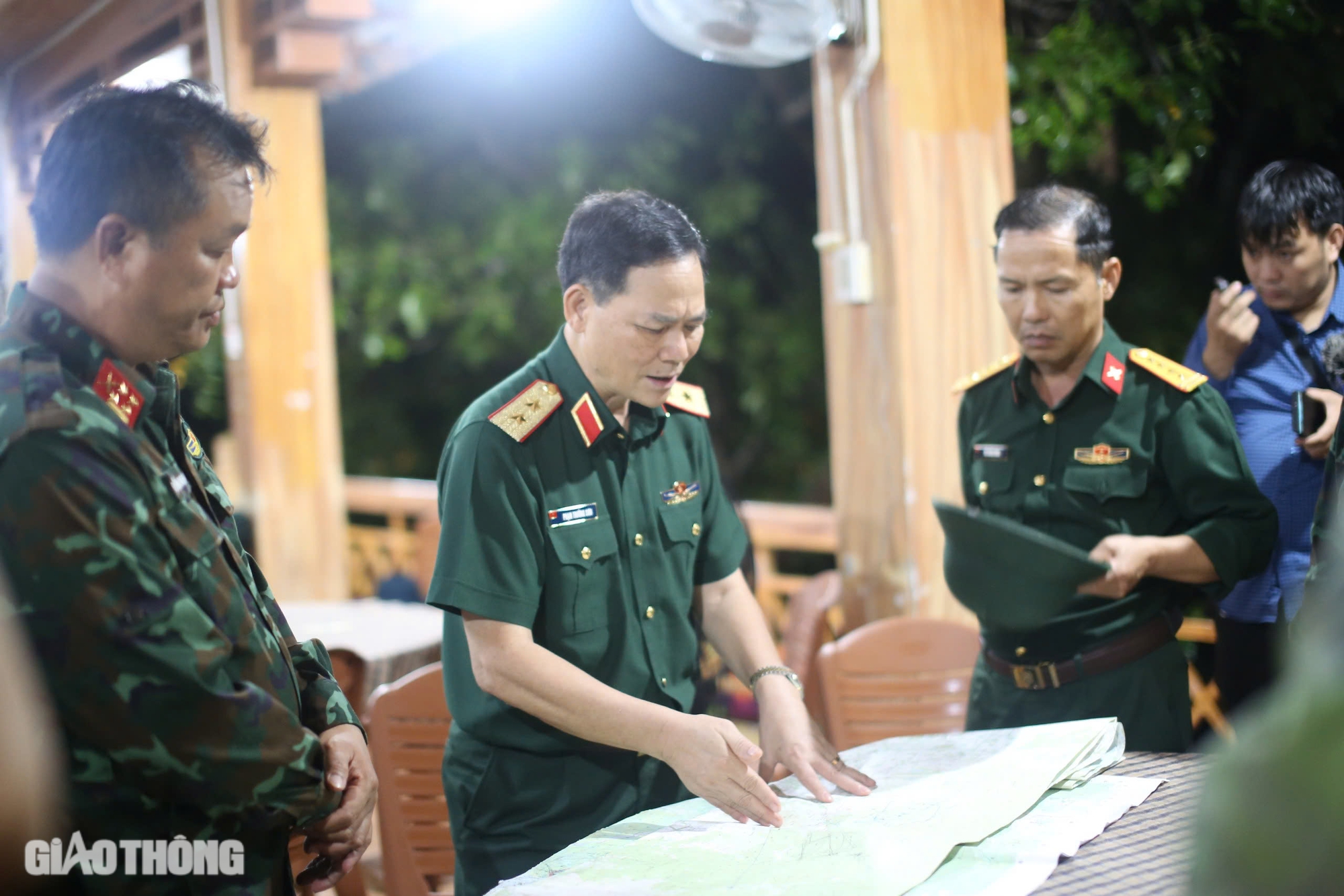 T&igrave;m kiếm hộp đen, x&aacute;c định nguy&ecirc;n nh&acirc;n rơi m&aacute;y bay qu&acirc;n sự tại B&igrave;nh Định- Ảnh 2.