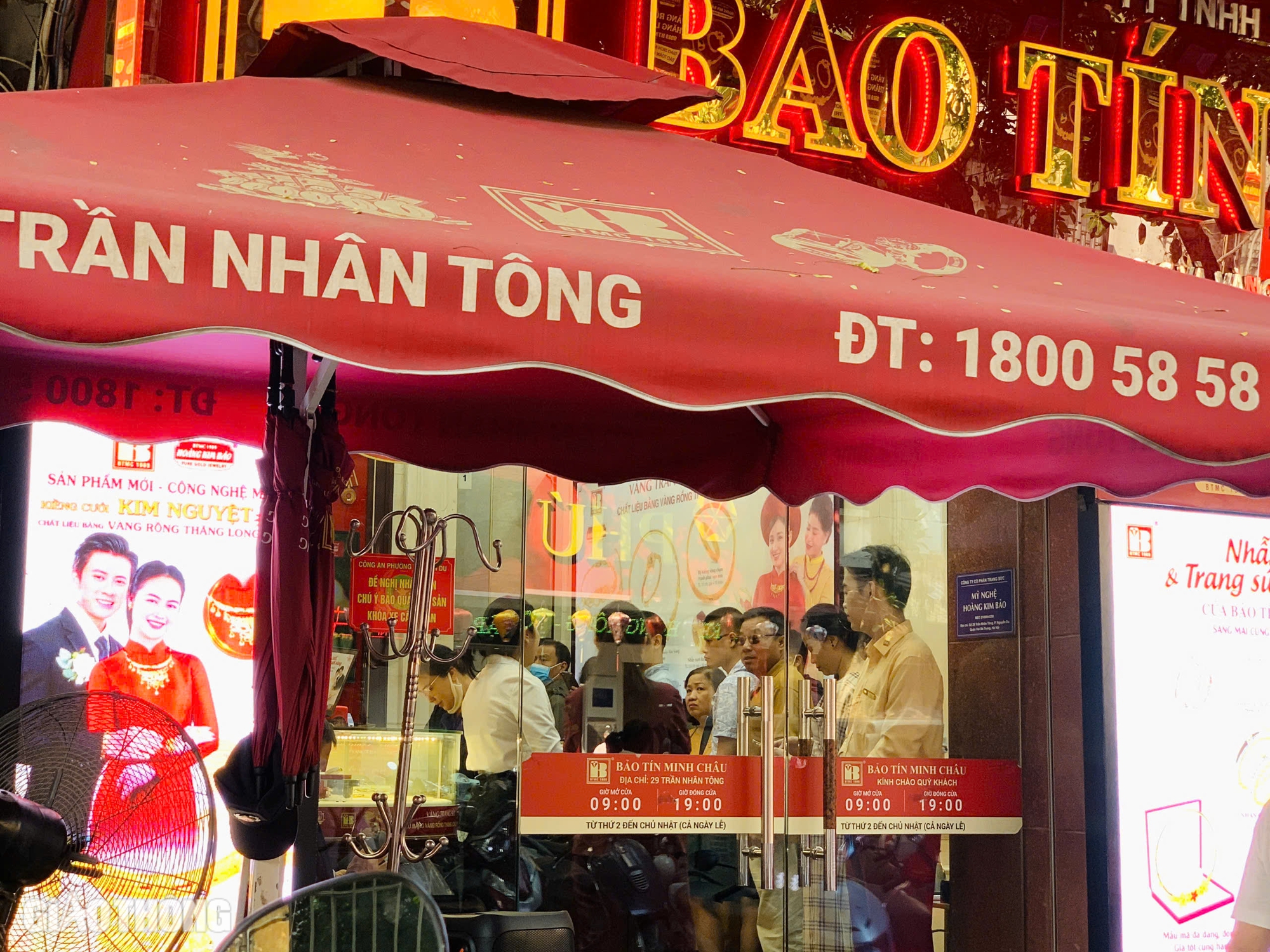 Nh&agrave; đầu tư chen ch&acirc;n b&aacute;n v&agrave;ng cắt lỗ, c&aacute;c cửa h&agrave;ng ngừng mua v&agrave;o- Ảnh 2.