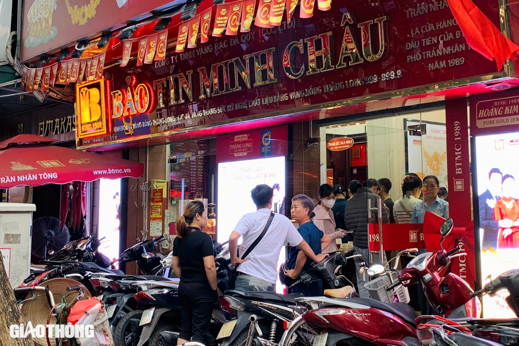 Nh&agrave; đầu tư chen ch&acirc;n b&aacute;n v&agrave;ng cắt lỗ, c&aacute;c cửa h&agrave;ng ngừng mua v&agrave;o- Ảnh 1.