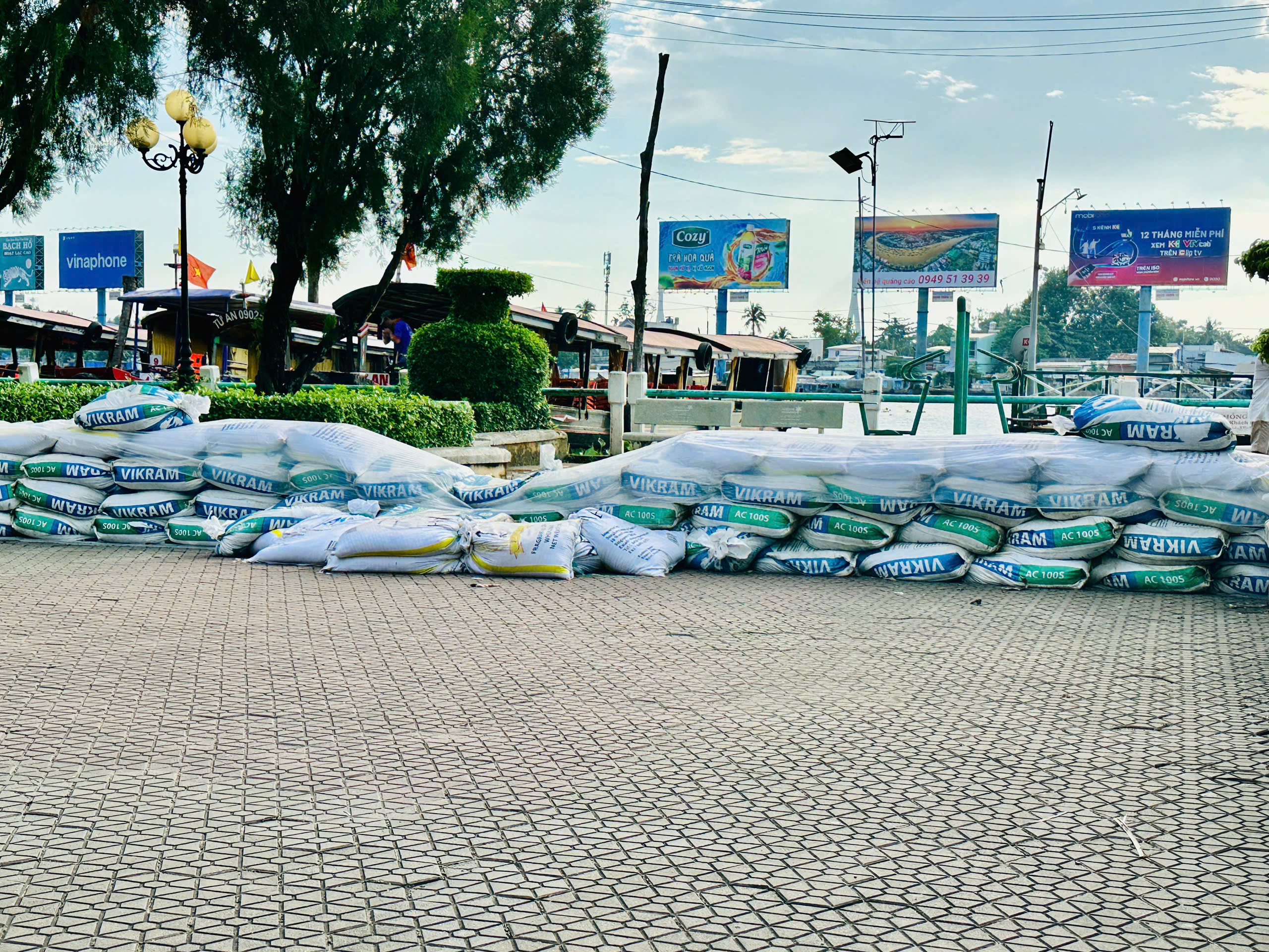 Bến Ninh Kiều m&ecirc;nh m&ocirc;ng nước khi triều cường đạt đỉnh: Đề xuất x&acirc;y k&egrave; chống ngập- Ảnh 3.