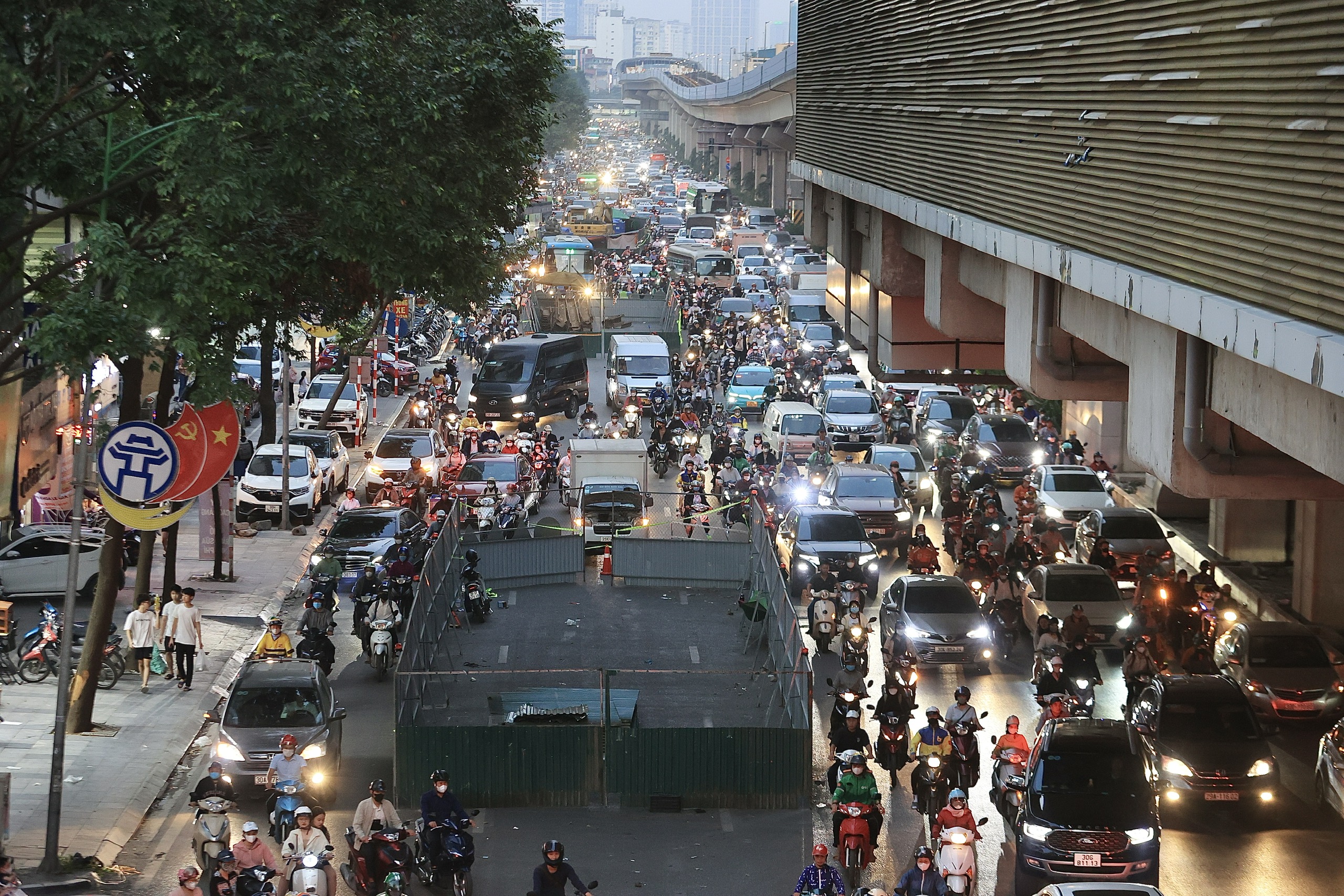 L&ocirc; cốt "bủa v&acirc;y" l&ograve;ng đường, H&agrave; Nội tắc c&agrave;ng th&ecirc;m tắc- Ảnh 2.