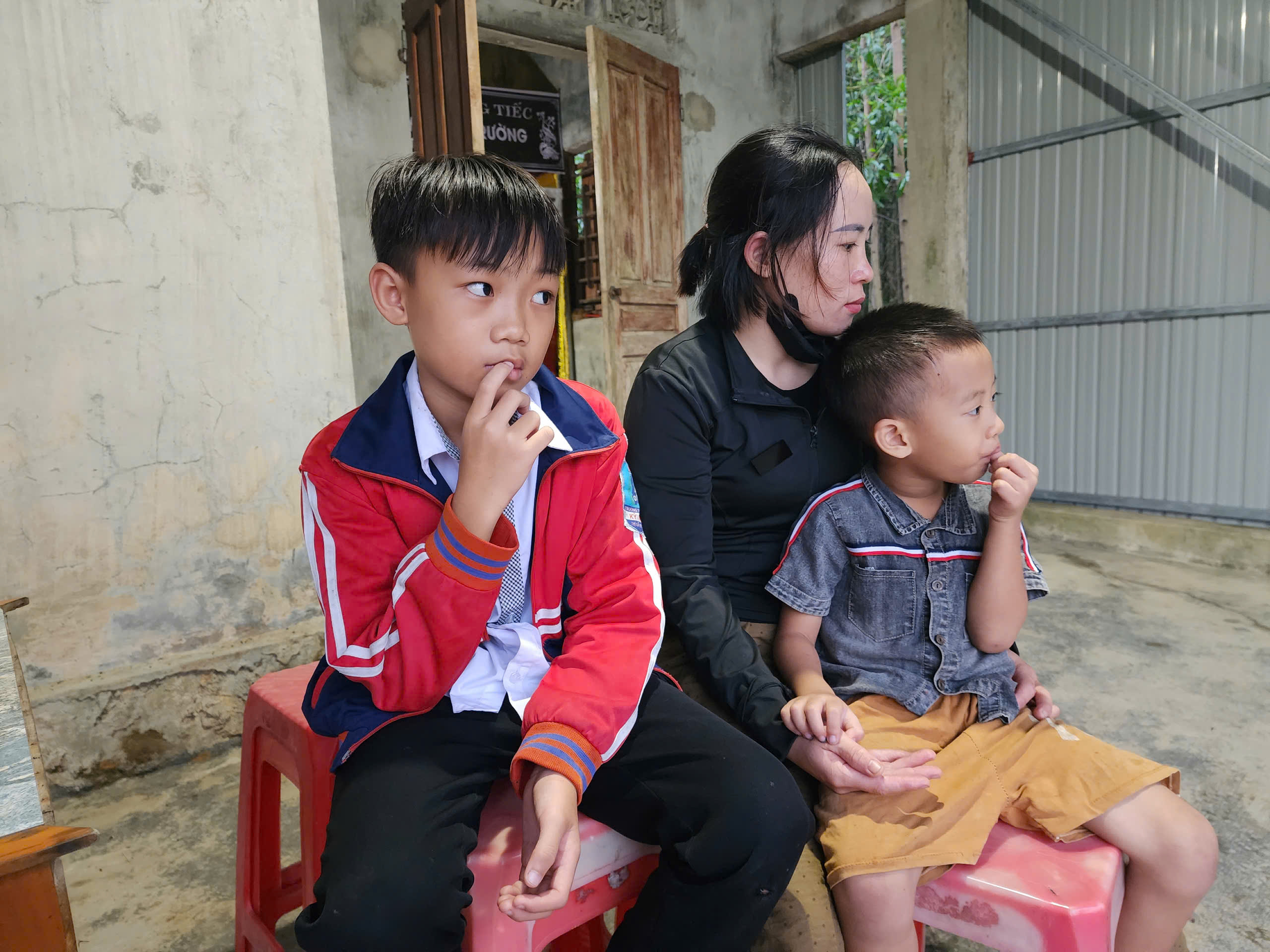 Người phụ nữ tật nguyền gồng g&aacute;nh nu&ocirc;i 2 con thơ sau khi chồng mất do TNGT- Ảnh 1.