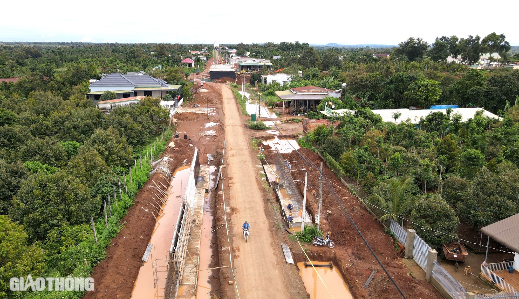Trụ điện, c&aacute;p quang chằng chịt cản tiến độ cao tốc Kh&aacute;nh H&ograve;a - Bu&ocirc;n Ma Thuột- Ảnh 1.