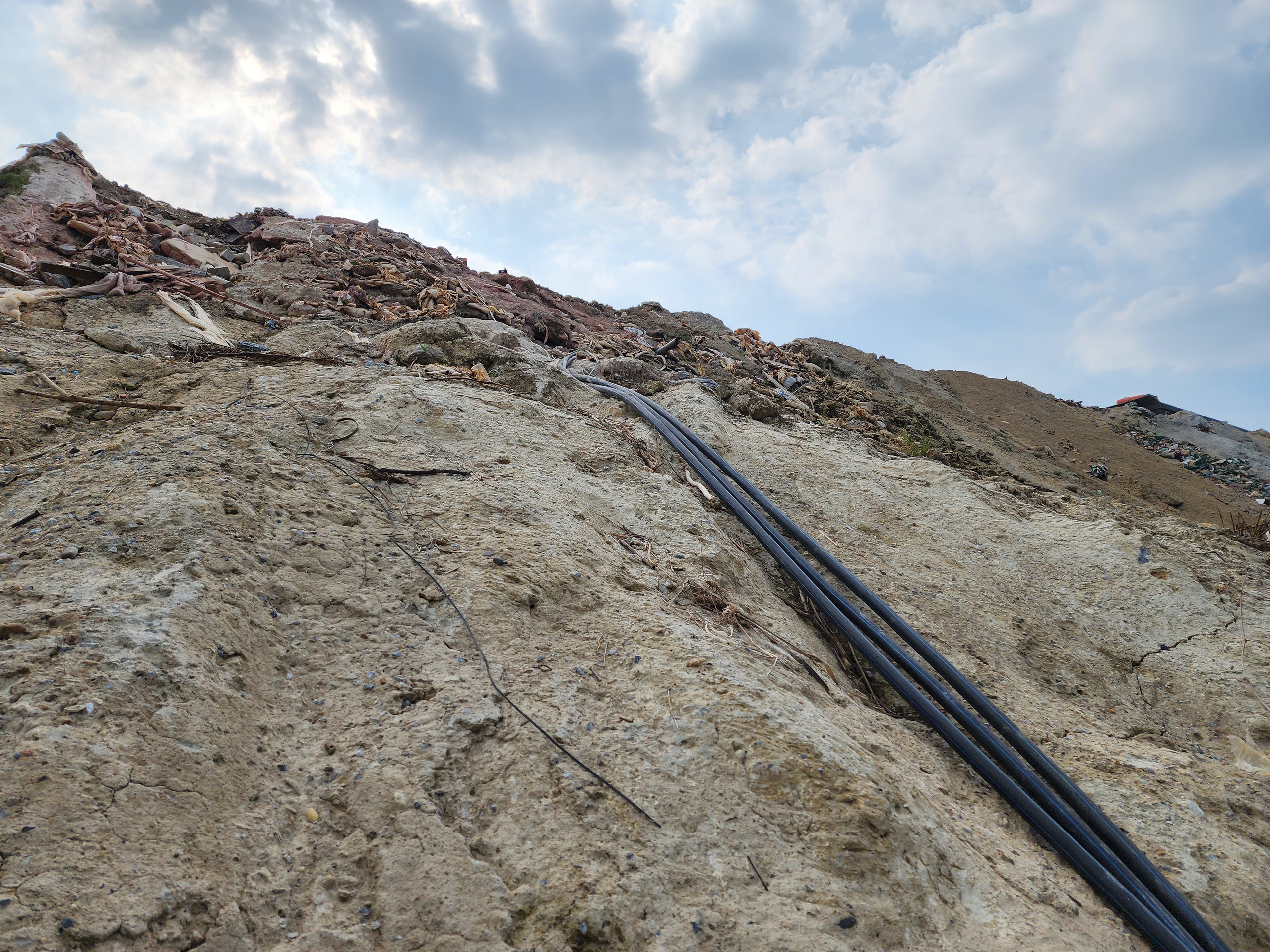 Tuyên Quang: Chất thải xi măng phủ kín bãi bồi ven sông, người dân lo sợ ô nhiễm- Ảnh 2. Tuyên Quang: Chất thải xi măng phủ kín bãi bồi ven sông, người dân lo sợ ô nhiễm- Ảnh 2.