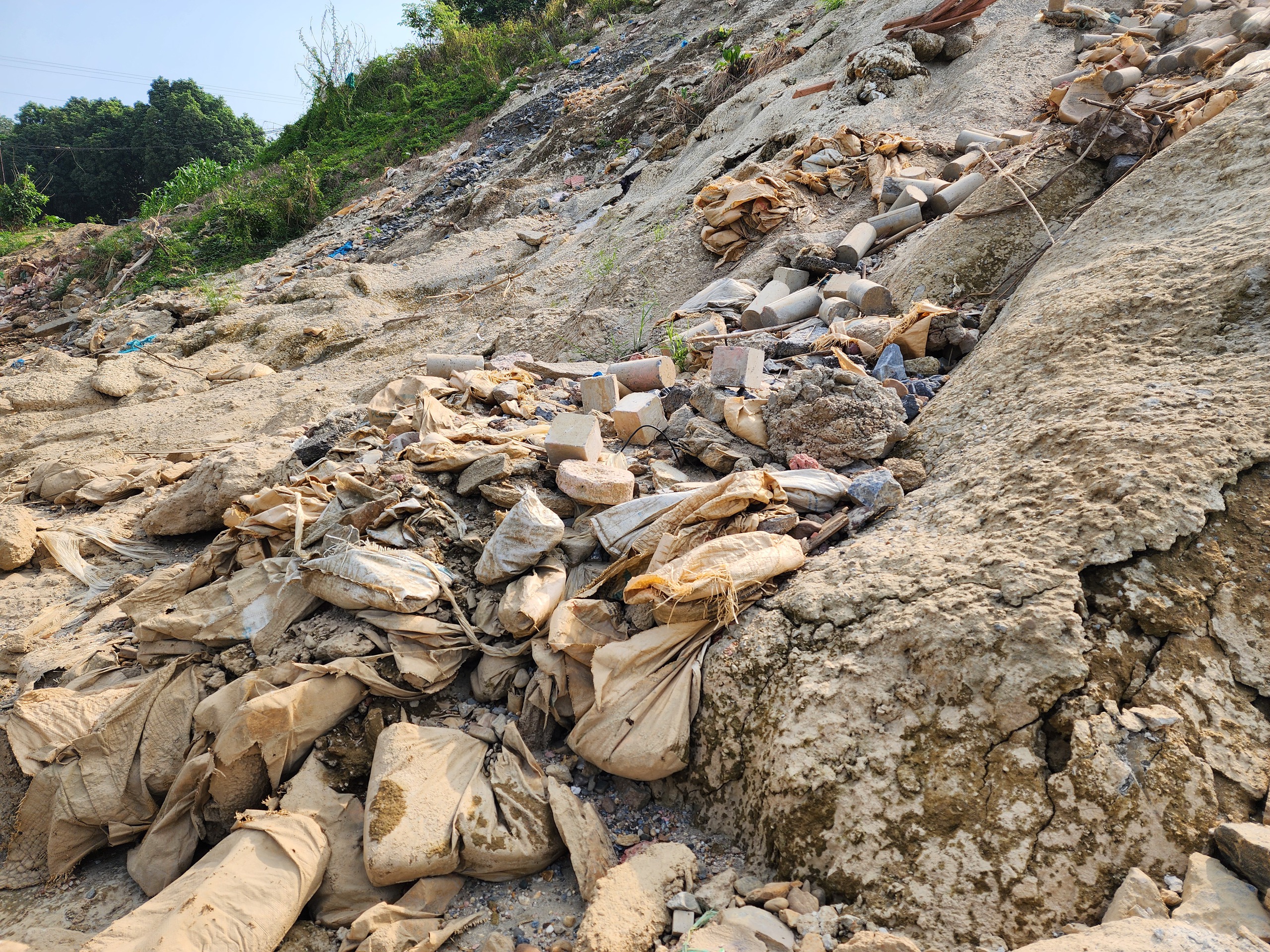 Tuyên Quang: Chất thải xi măng phủ kín bãi bồi ven sông, người dân lo sợ ô nhiễm- Ảnh 18. Tuyên Quang: Chất thải xi măng phủ kín bãi bồi ven sông, người dân lo sợ ô nhiễm- Ảnh 18.