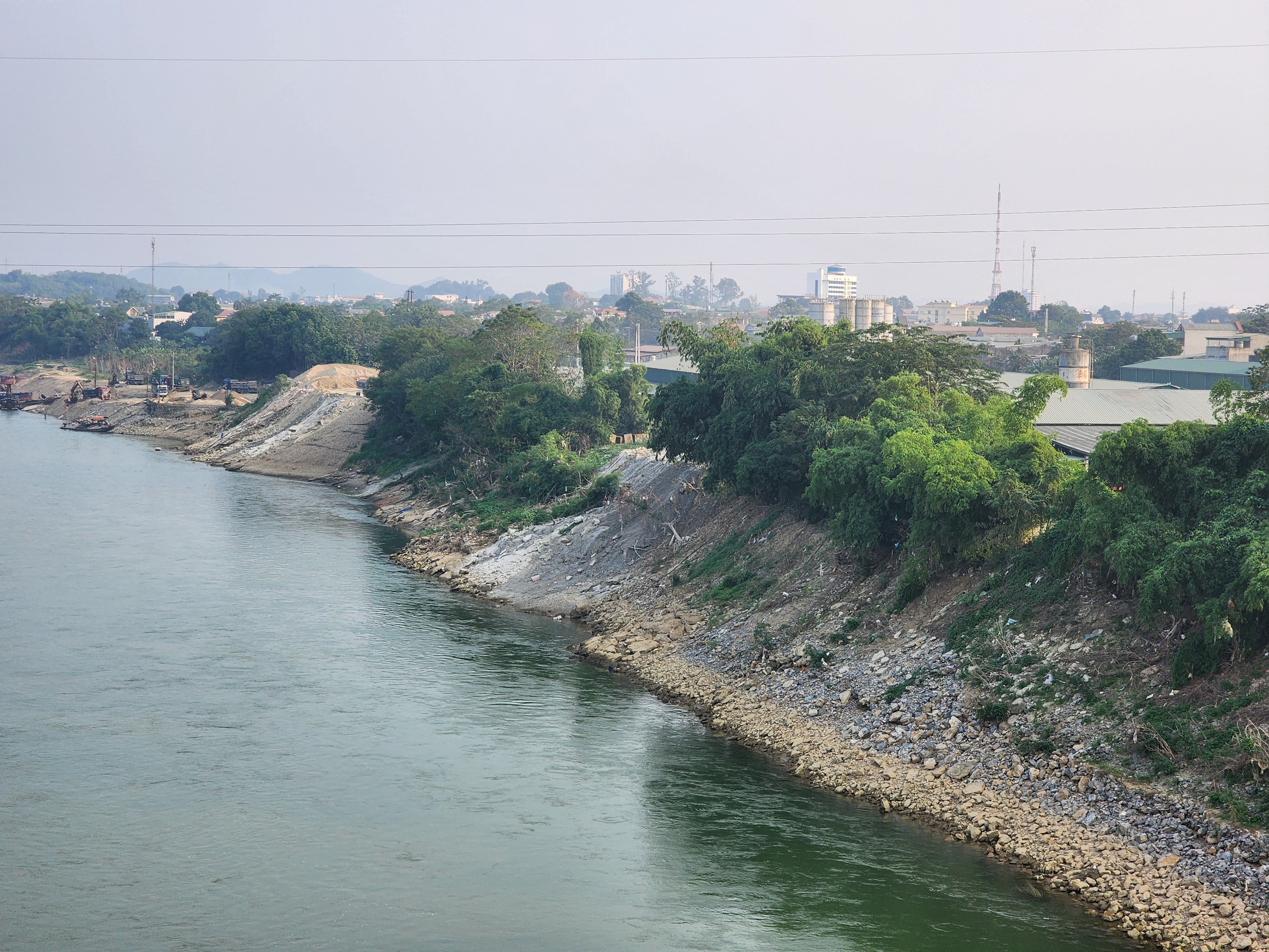 Tuyên Quang: Chất thải xi măng phủ kín bãi bồi ven sông, người dân lo sợ ô nhiễm- Ảnh 6. Tuyên Quang: Chất thải xi măng phủ kín bãi bồi ven sông, người dân lo sợ ô nhiễm- Ảnh 6.