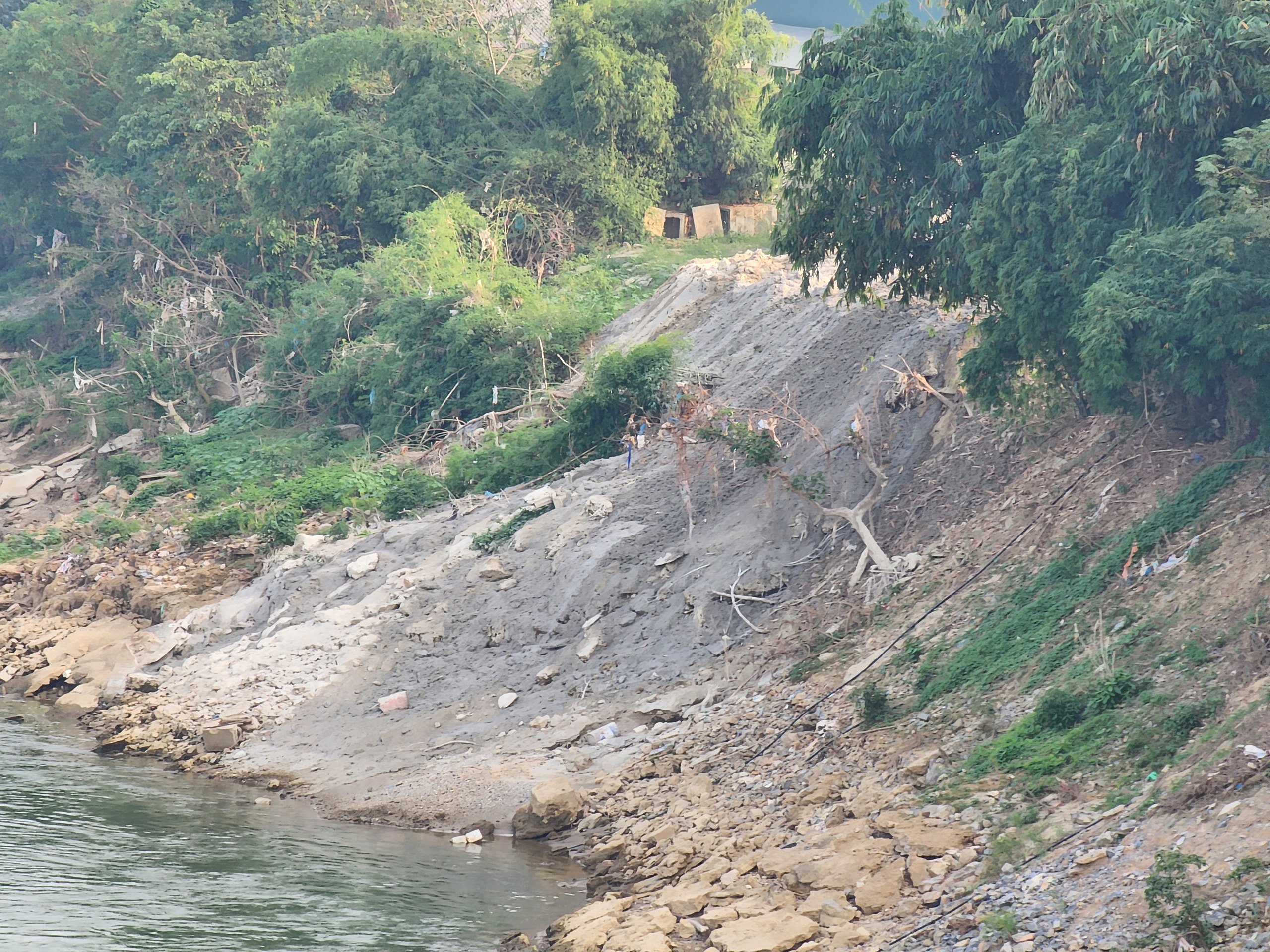 Tuyên Quang: Chất thải xi măng phủ kín bãi bồi ven sông, người dân lo sợ ô nhiễm- Ảnh 14. Tuyên Quang: Chất thải xi măng phủ kín bãi bồi ven sông, người dân lo sợ ô nhiễm- Ảnh 14.