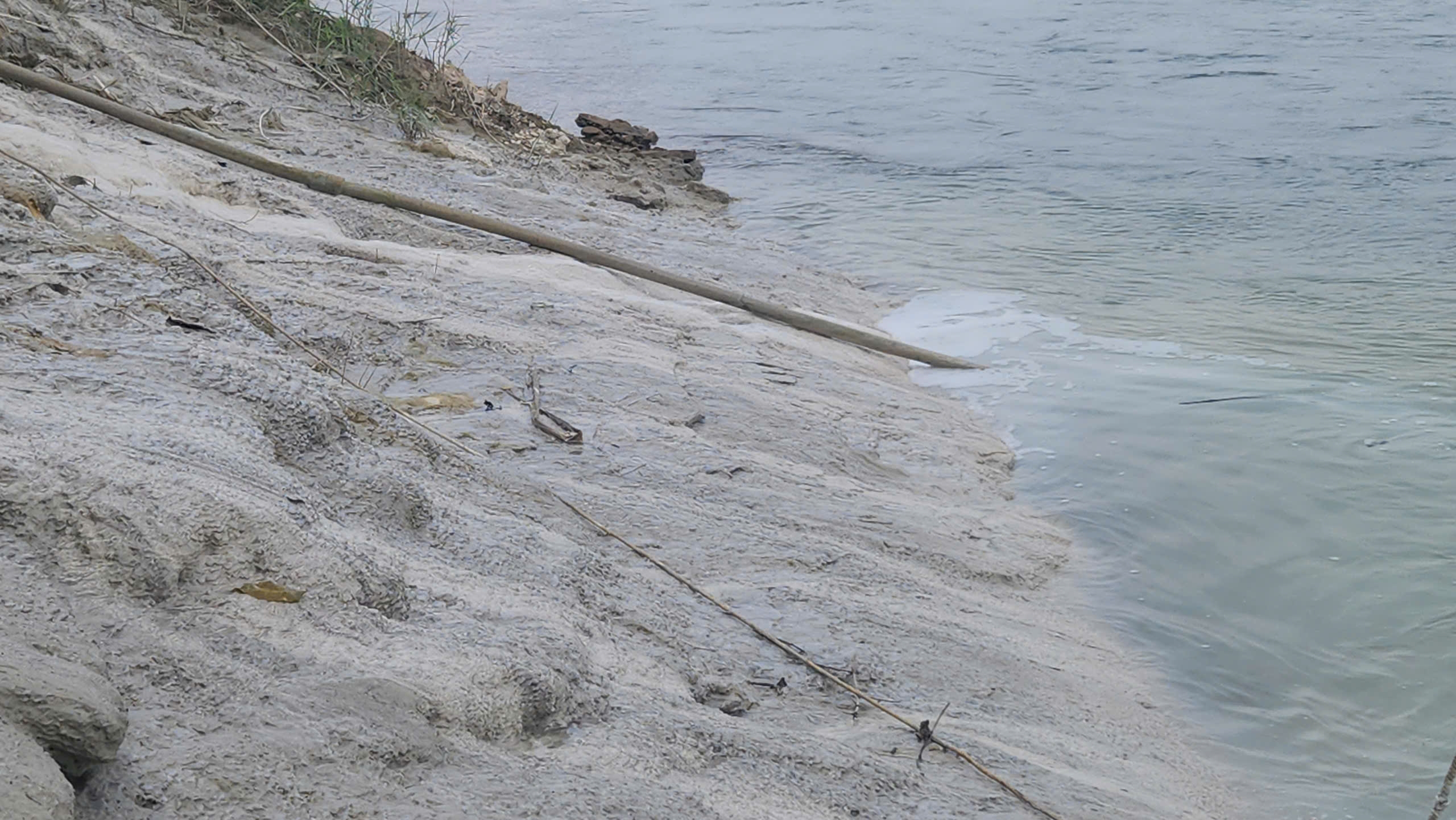 Tuyên Quang: Chất thải xi măng phủ kín bãi bồi ven sông, người dân lo sợ ô nhiễm- Ảnh 5. Tuyên Quang: Chất thải xi măng phủ kín bãi bồi ven sông, người dân lo sợ ô nhiễm- Ảnh 5.