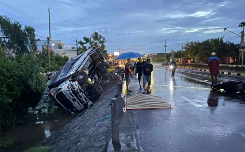 Hiện trường vụ tai nạn khiến ba người thương vong.