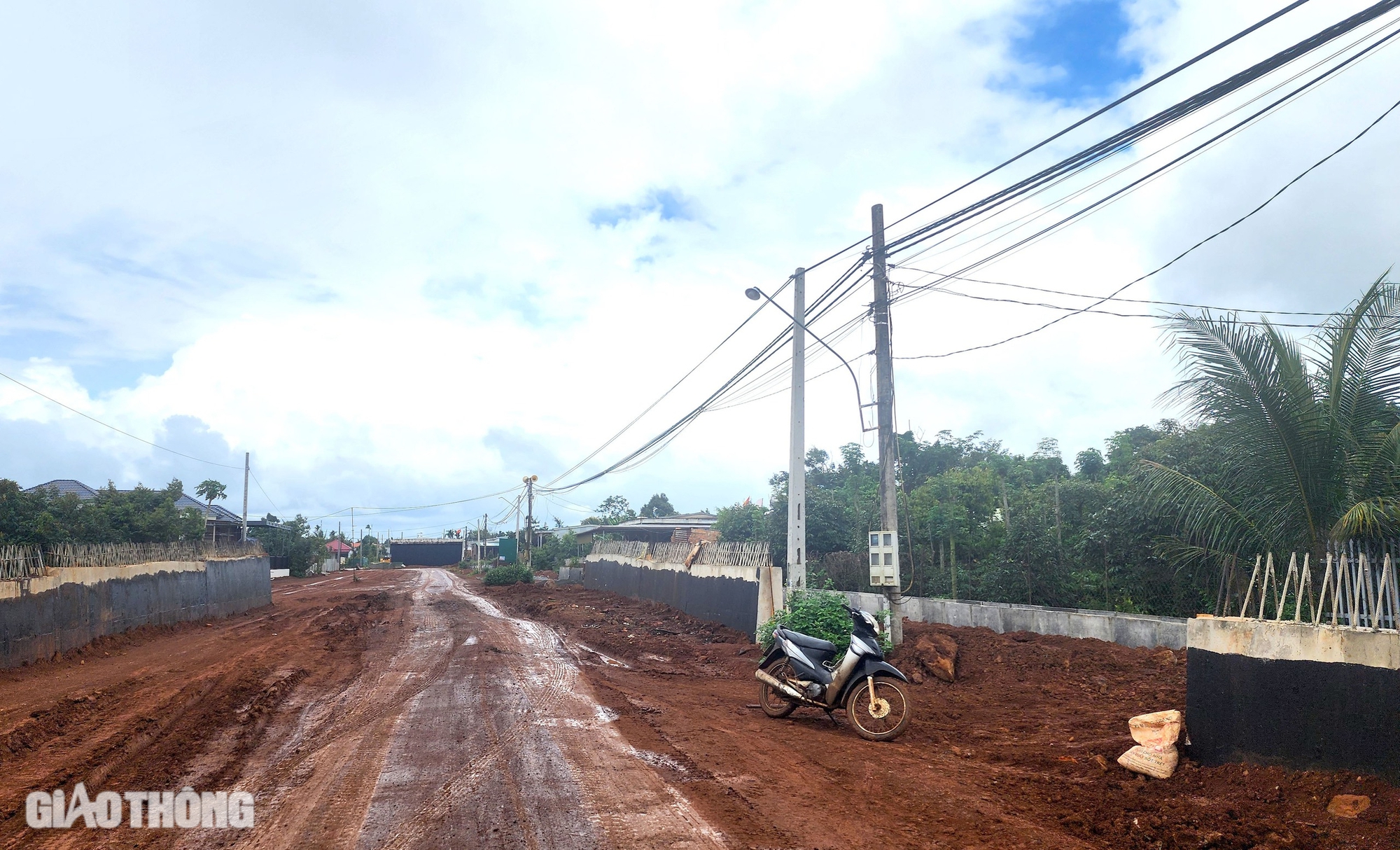 Trụ điện, c&aacute;p quang chằng chịt cản tiến độ cao tốc Kh&aacute;nh H&ograve;a - Bu&ocirc;n Ma Thuột- Ảnh 5.