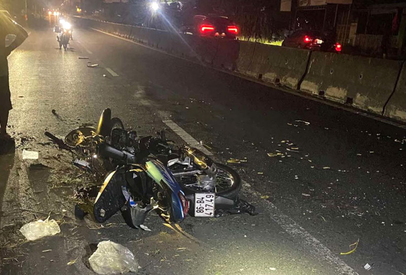 Xe m&aacute;y n&aacute;t bươm sau h&uacute;c v&agrave;o cột điện tr&ecirc;n QL1.