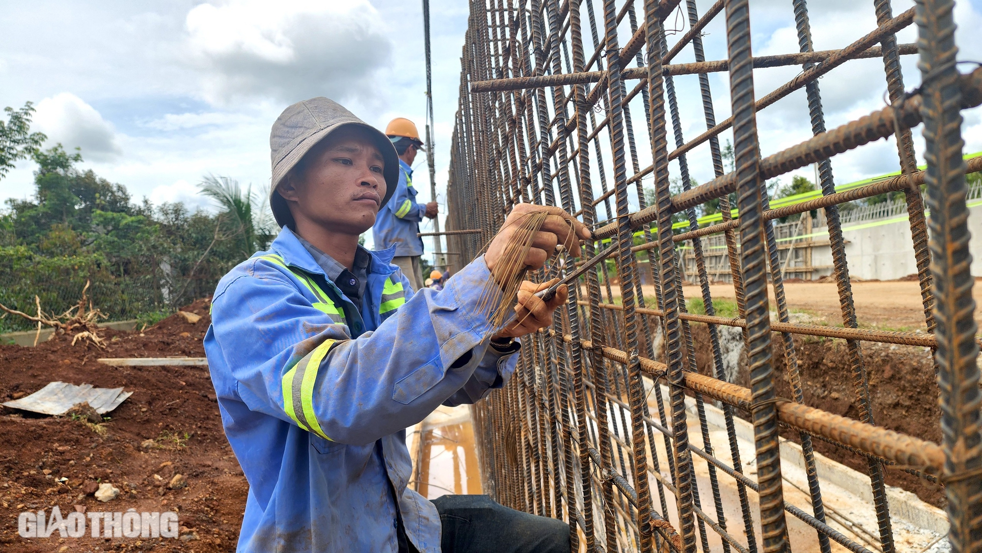 Trụ điện, c&aacute;p quang chằng chịt cản tiến độ cao tốc Kh&aacute;nh H&ograve;a - Bu&ocirc;n Ma Thuột- Ảnh 9.