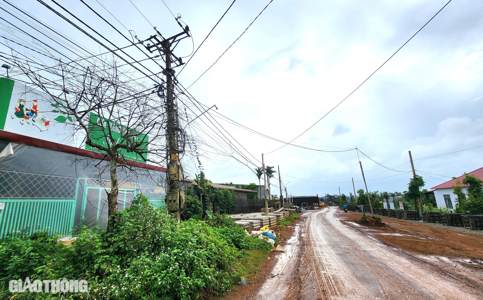 Trụ điện, c&aacute;p quang chằng chịt cản tiến độ cao tốc Kh&aacute;nh H&ograve;a - Bu&ocirc;n Ma Thuột- Ảnh 6.