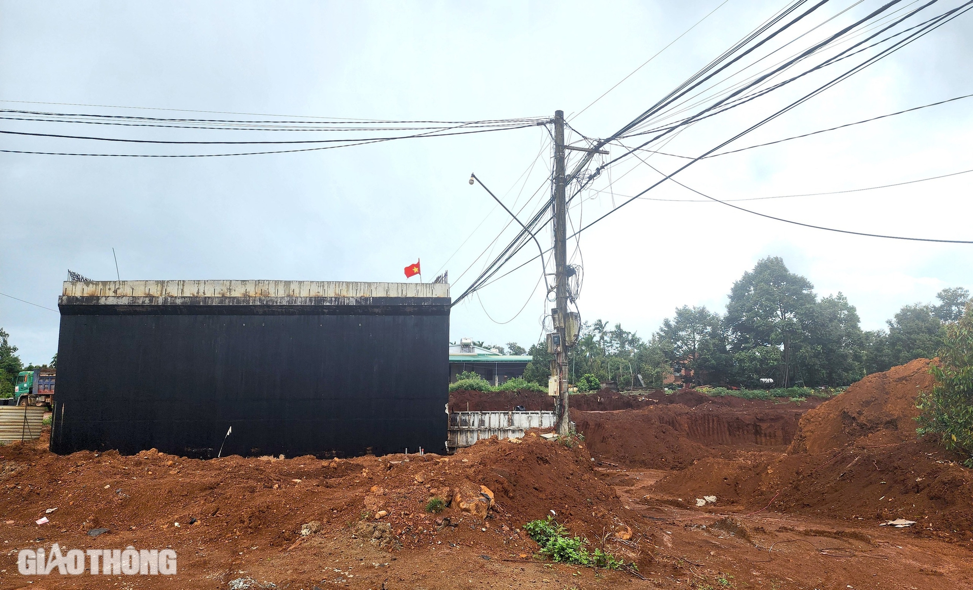 Trụ điện, c&aacute;p quang chằng chịt cản tiến độ cao tốc Kh&aacute;nh H&ograve;a - Bu&ocirc;n Ma Thuột- Ảnh 7.