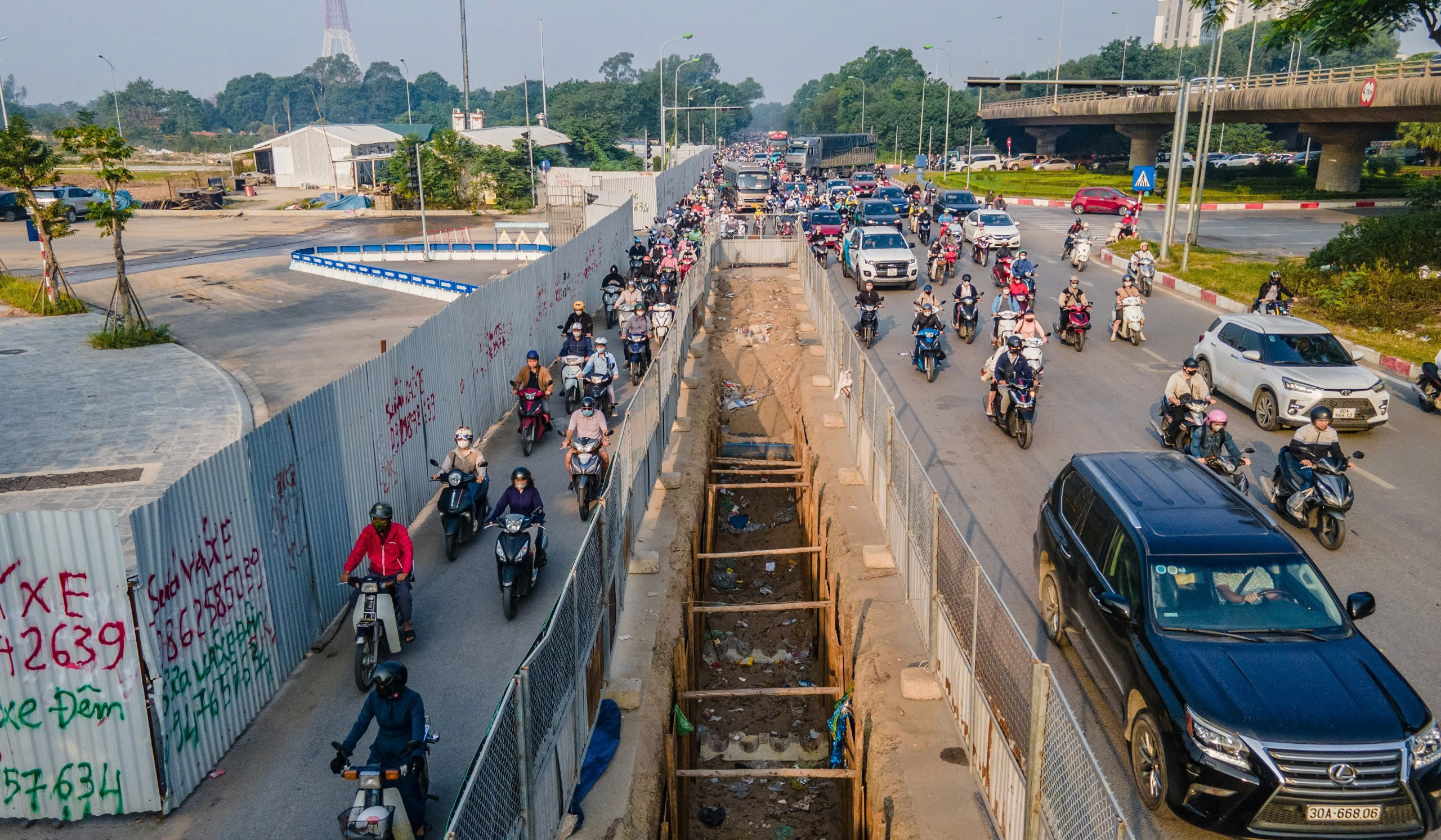 L&ocirc; cốt "bủa v&acirc;y" l&ograve;ng đường, H&agrave; Nội tắc c&agrave;ng th&ecirc;m tắc- Ảnh 11.