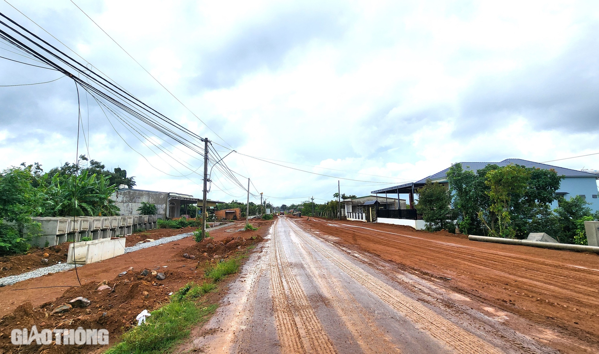 Trụ điện, c&aacute;p quang chằng chịt cản tiến độ cao tốc Kh&aacute;nh H&ograve;a - Bu&ocirc;n Ma Thuột- Ảnh 3.