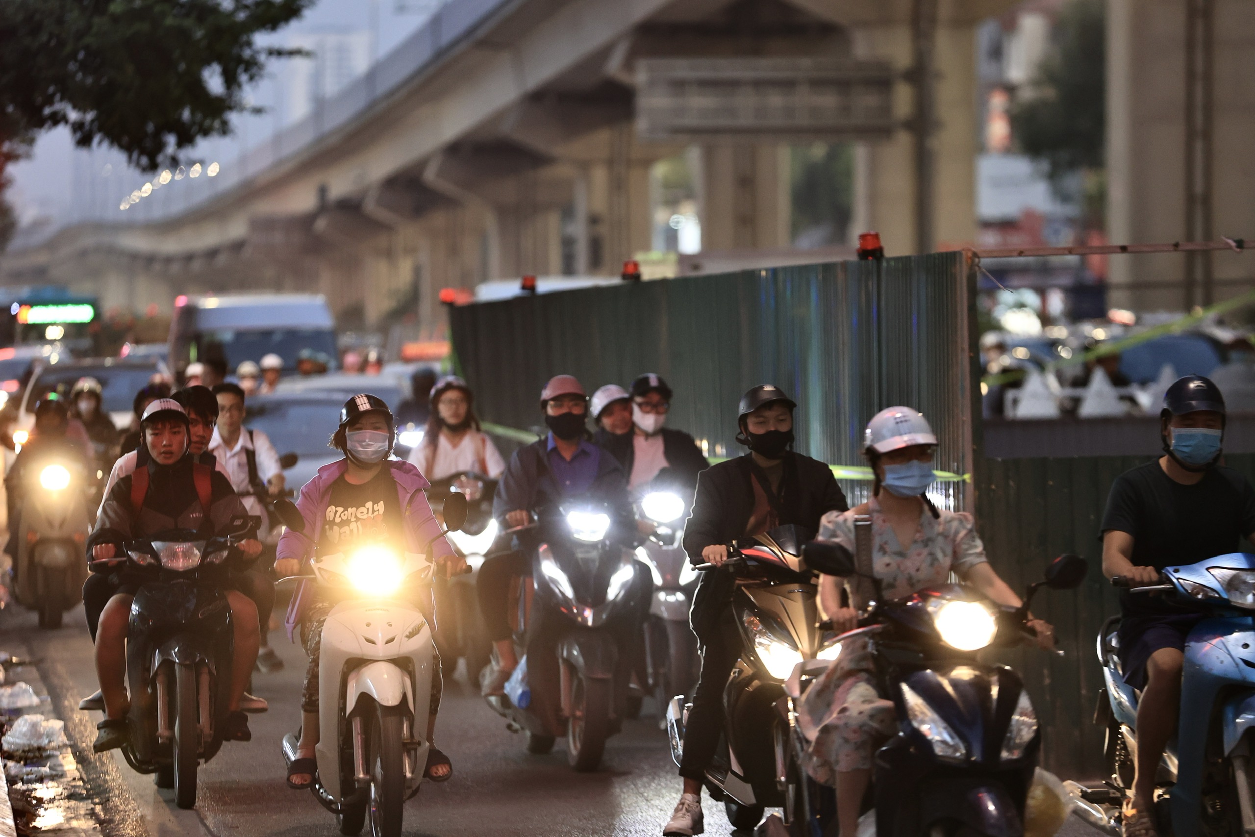 L&ocirc; cốt "bủa v&acirc;y" l&ograve;ng đường, H&agrave; Nội tắc c&agrave;ng th&ecirc;m tắc- Ảnh 4.