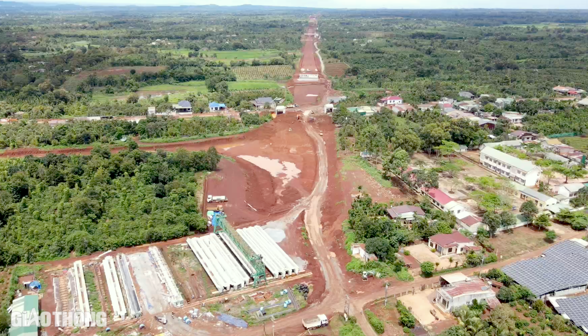 Trụ điện, c&aacute;p quang chằng chịt cản tiến độ cao tốc Kh&aacute;nh H&ograve;a - Bu&ocirc;n Ma Thuột- Ảnh 10.