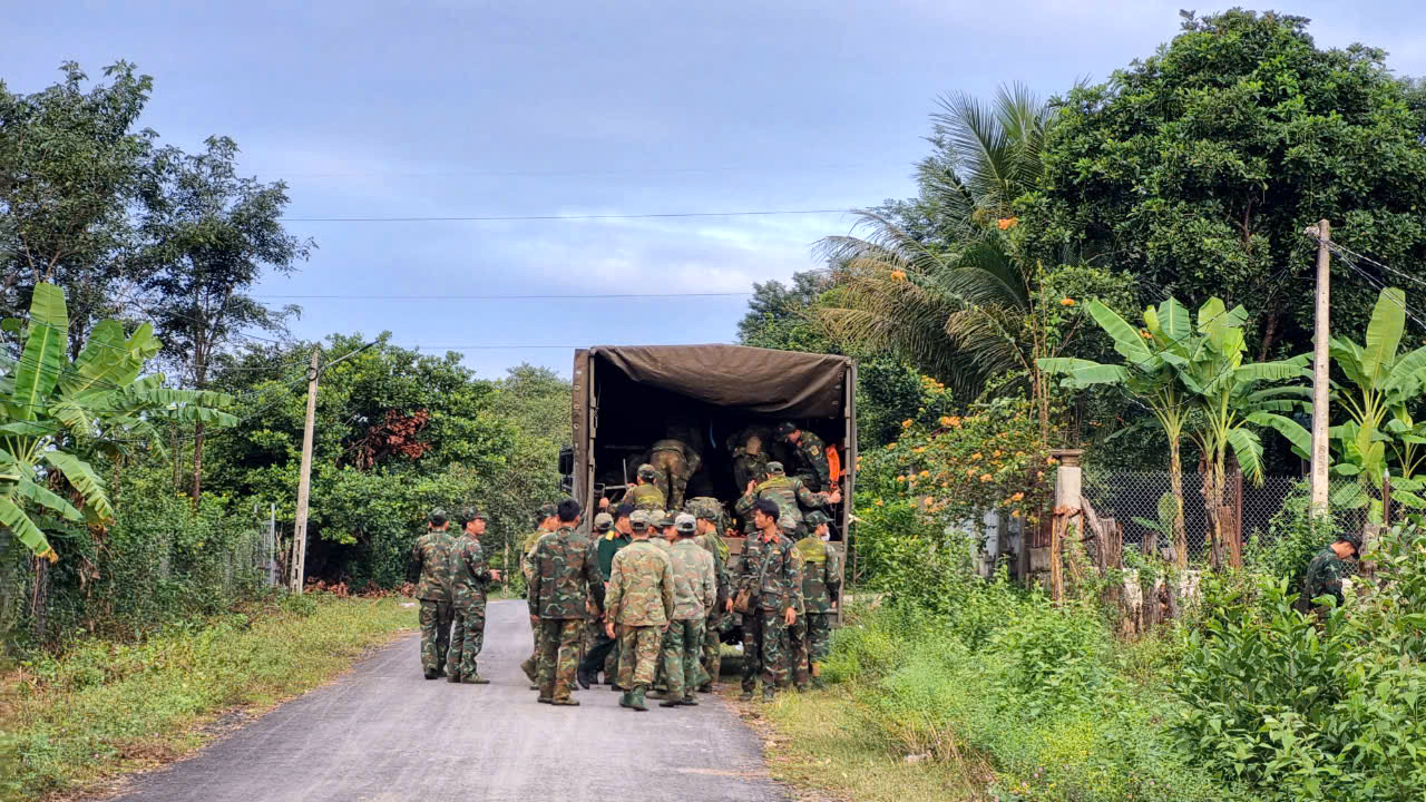 Người d&acirc;n t&igrave;m thấy m&aacute;y bay Yak-130 rơi được thưởng 10 triệu đồng- Ảnh 1.