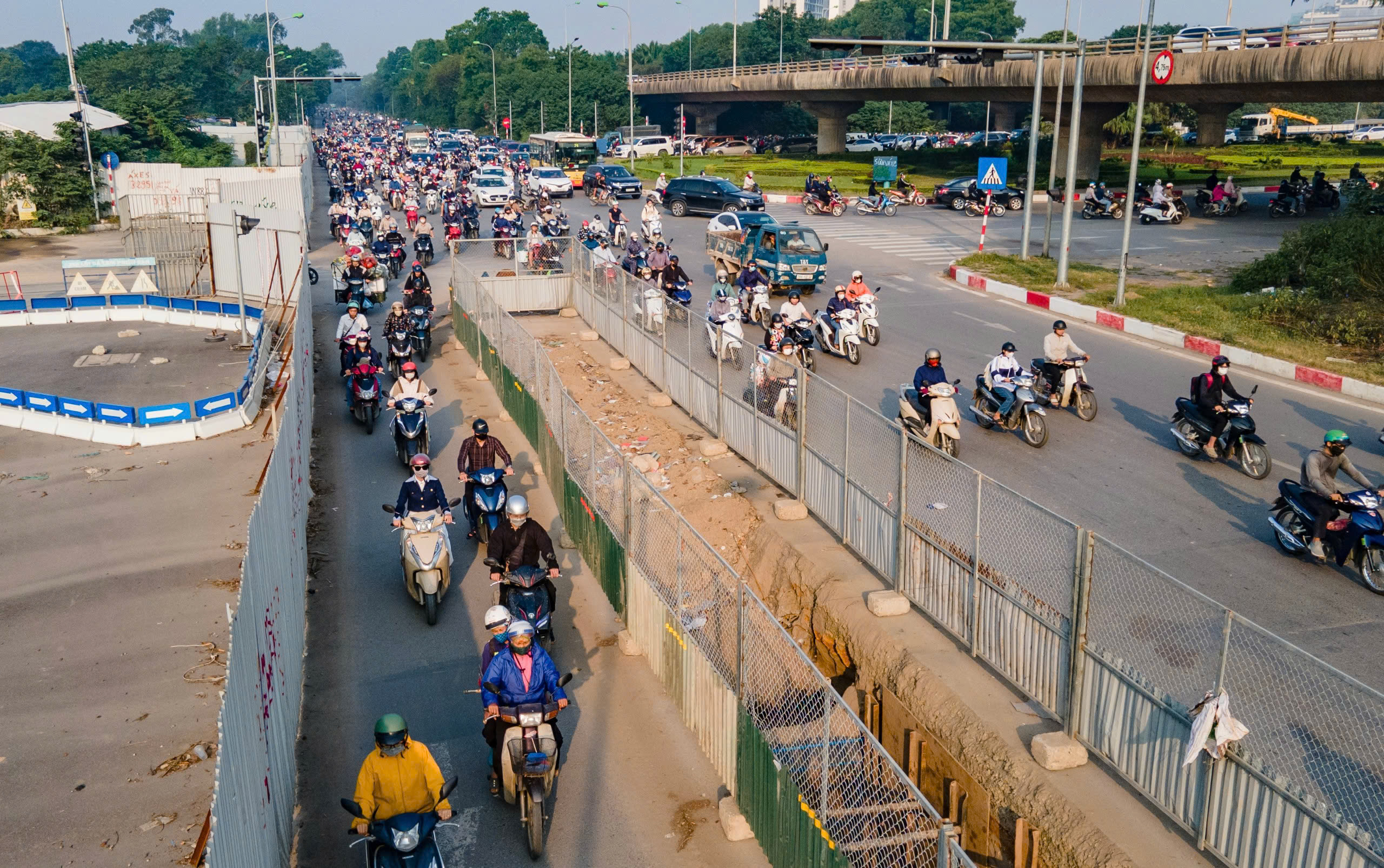 L&ocirc; cốt "bủa v&acirc;y" l&ograve;ng đường, H&agrave; Nội tắc c&agrave;ng th&ecirc;m tắc- Ảnh 12.