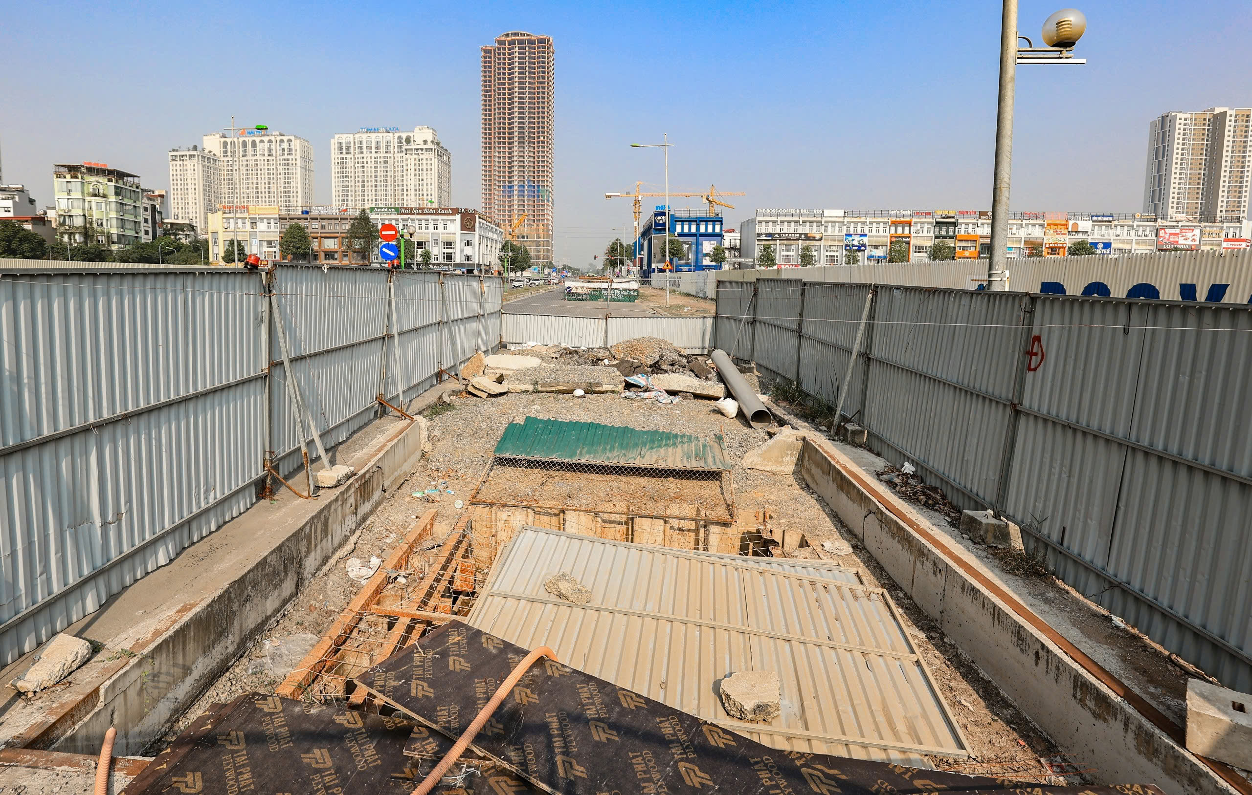 L&ocirc; cốt "bủa v&acirc;y" l&ograve;ng đường, H&agrave; Nội tắc c&agrave;ng th&ecirc;m tắc- Ảnh 9.
