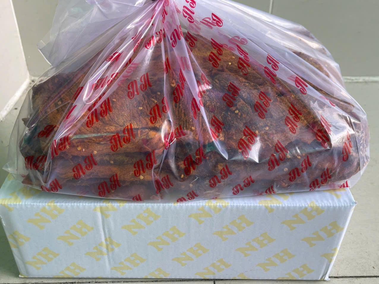 Tạm giữ hơn 1 tấn kh&ocirc; b&ograve; "bốn kh&ocirc;ng" rao b&aacute;n ở TP.HCM- Ảnh 2.