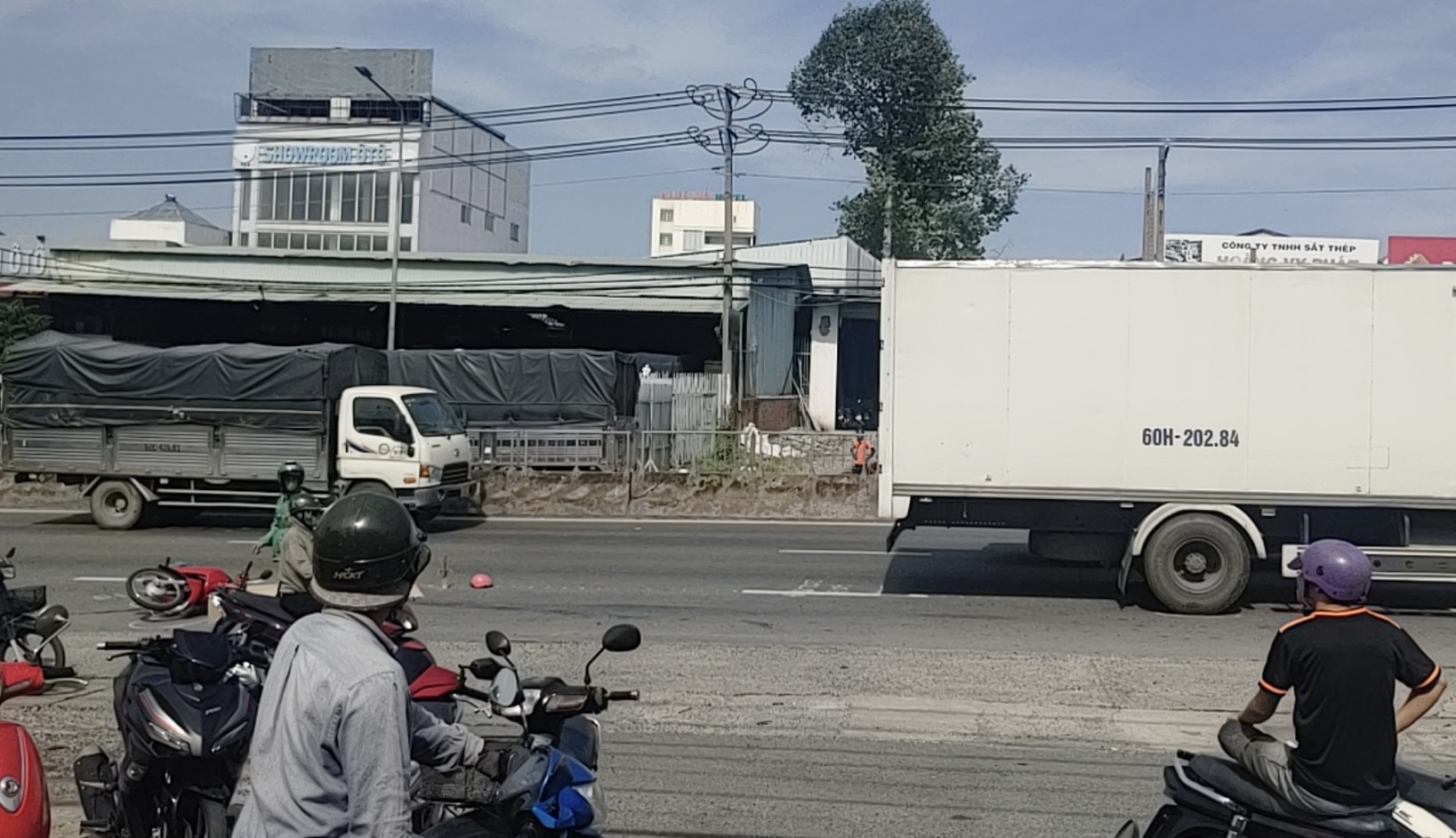 Xe m&aacute;y va chạm xe tải tr&ecirc;n QL1, một người tử vong tại chỗ- Ảnh 1.