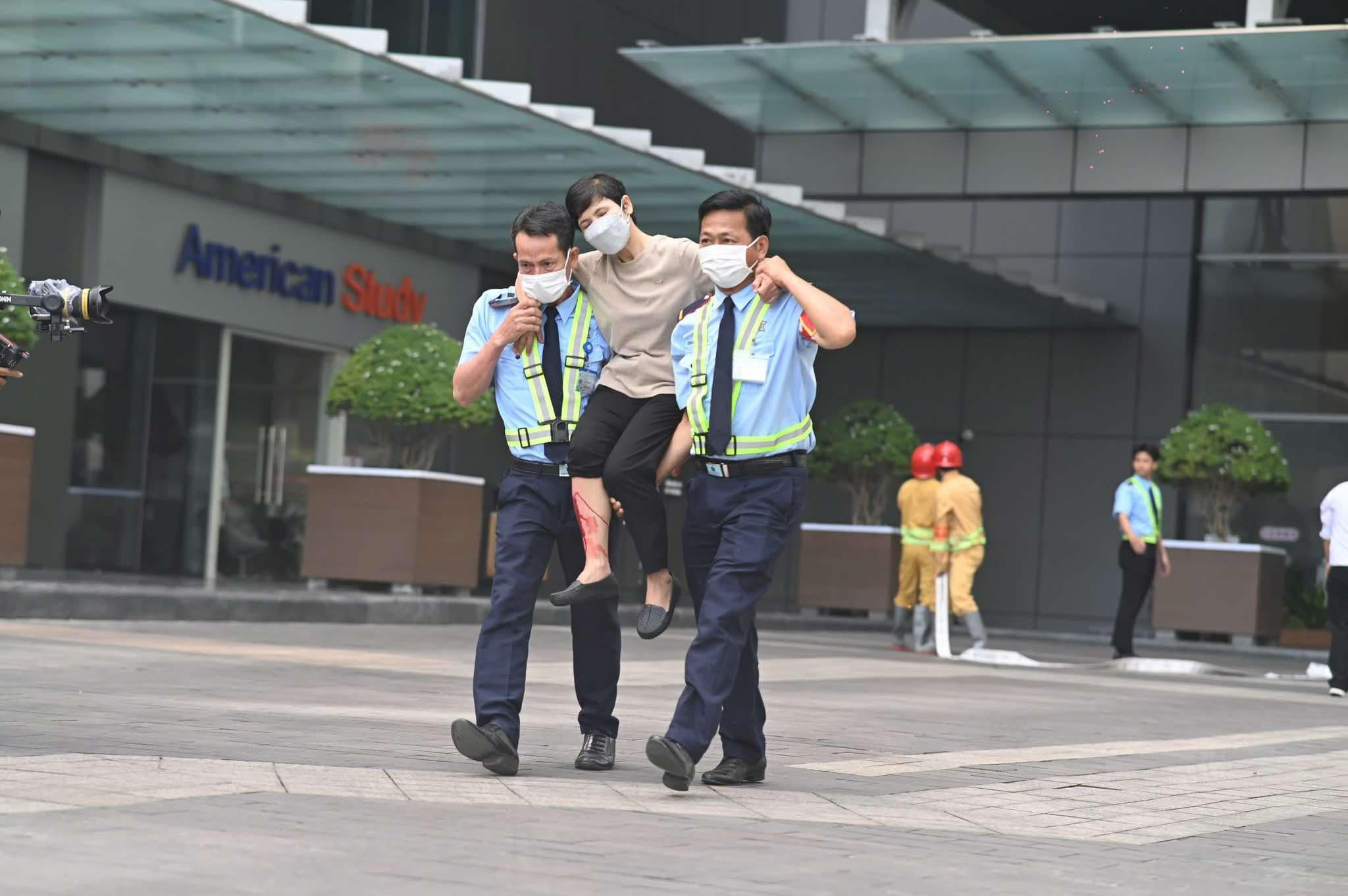 Cảnh s&aacute;t c&ugrave;ng robot, ch&oacute; nghiệp vụ diễn tập chữa ch&aacute;y tại t&ograve;a nh&agrave; đang c&oacute; 3.000 người- Ảnh 9.