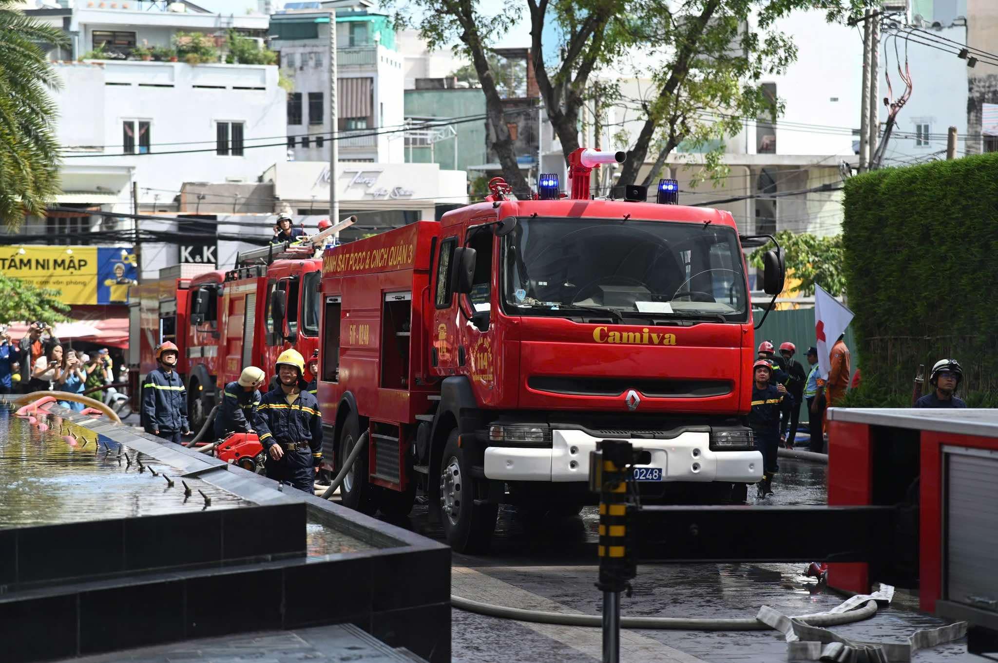 Cảnh s&aacute;t c&ugrave;ng robot, ch&oacute; nghiệp vụ diễn tập chữa ch&aacute;y tại t&ograve;a nh&agrave; đang c&oacute; 3.000 người- Ảnh 1.