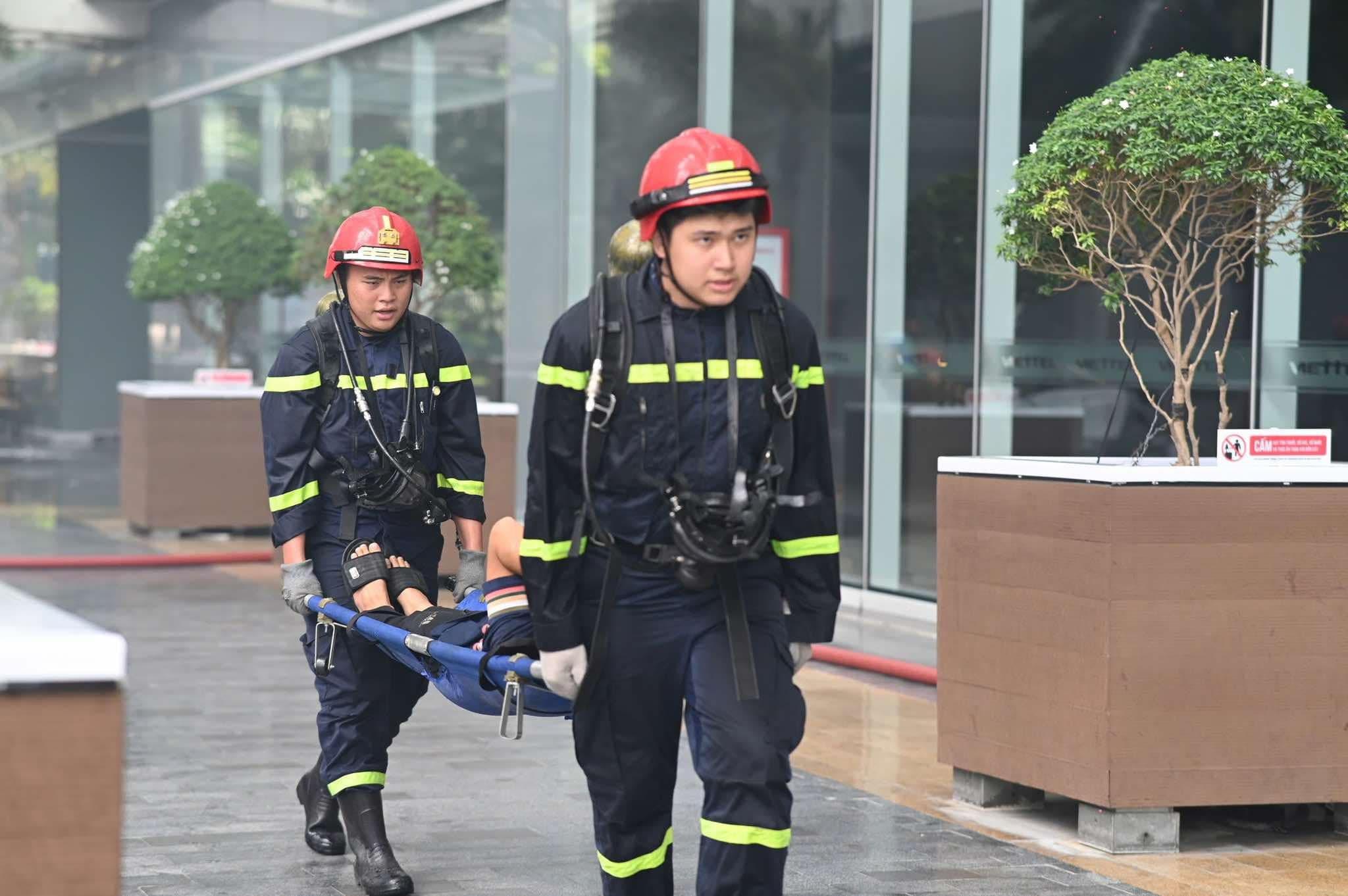 Cảnh s&aacute;t c&ugrave;ng robot, ch&oacute; nghiệp vụ diễn tập chữa ch&aacute;y tại t&ograve;a nh&agrave; đang c&oacute; 3.000 người- Ảnh 8.